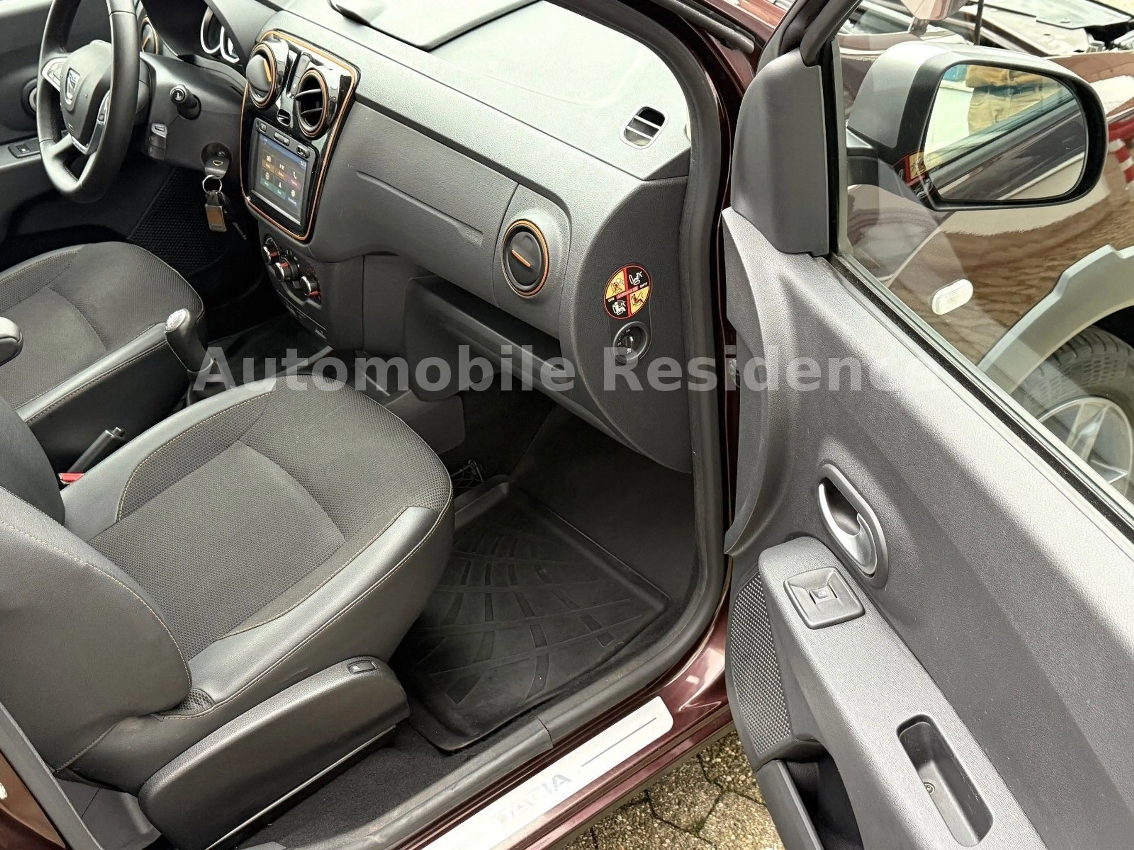 Dacia Lodgy Stepway Celebr. 1.2*NAVI*SHZ*PDC*TEMP*MFL* — photo 7