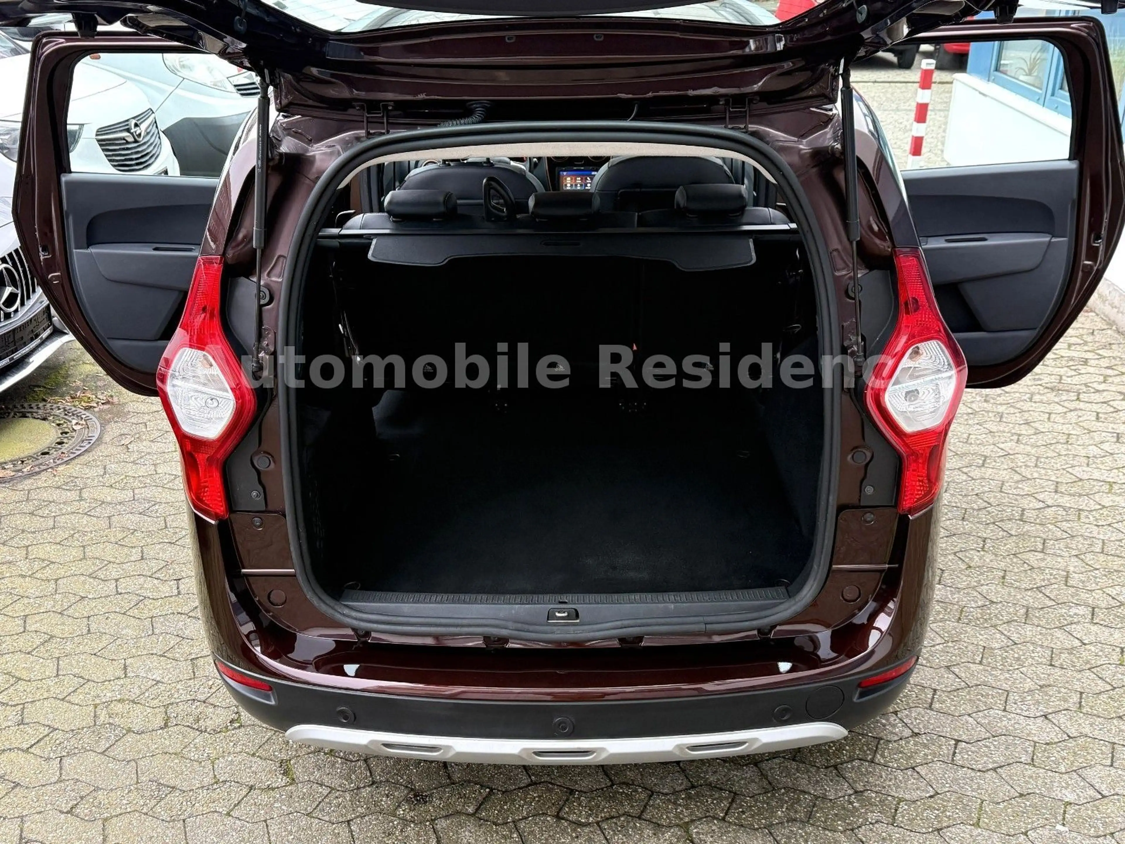 Dacia Lodgy Stepway Celebr. 1.2*NAVI*SHZ*PDC*TEMP*MFL* — photo 10