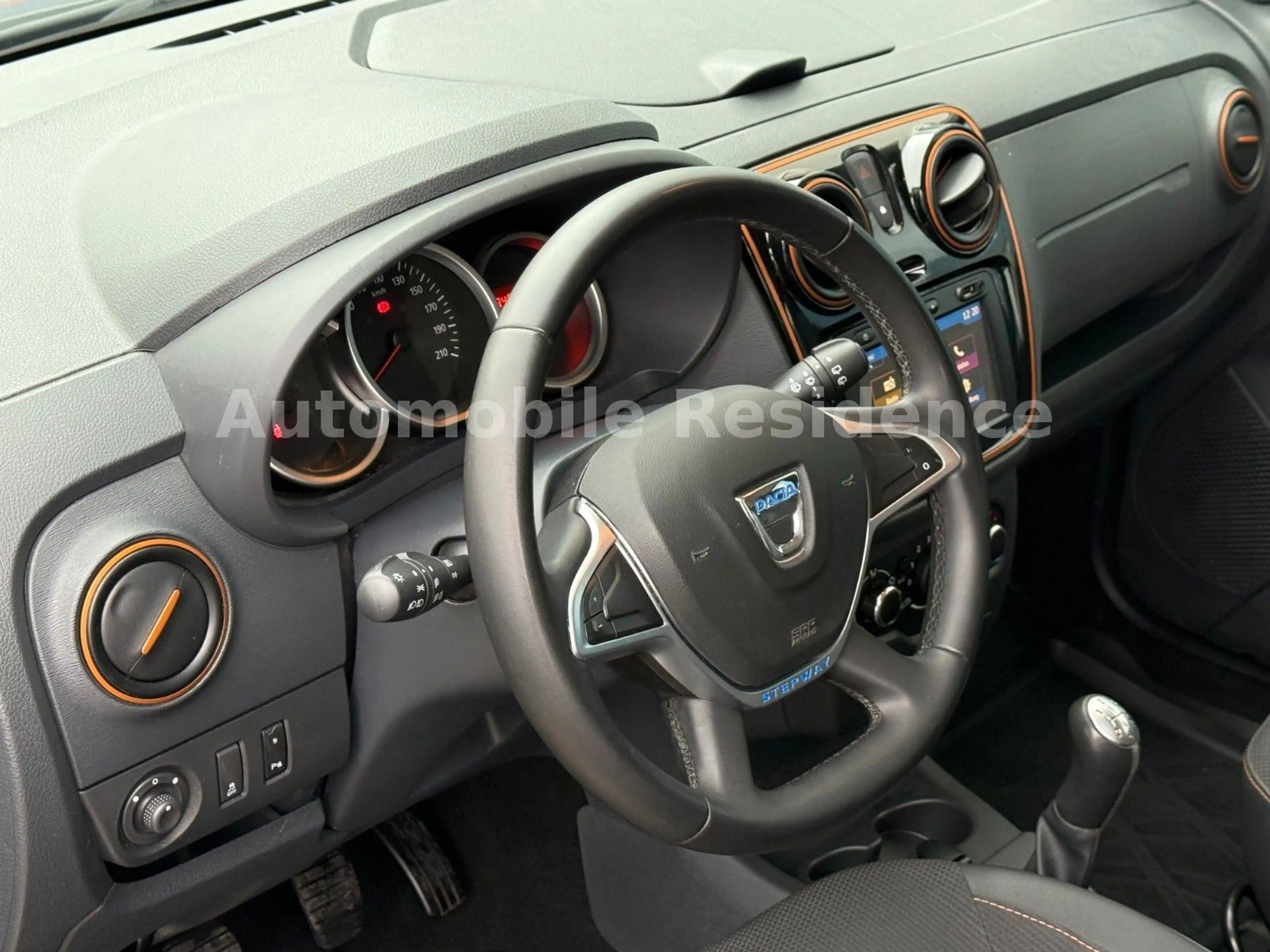 Dacia Lodgy Stepway Celebr. 1.2*NAVI*SHZ*PDC*TEMP*MFL* — photo 14