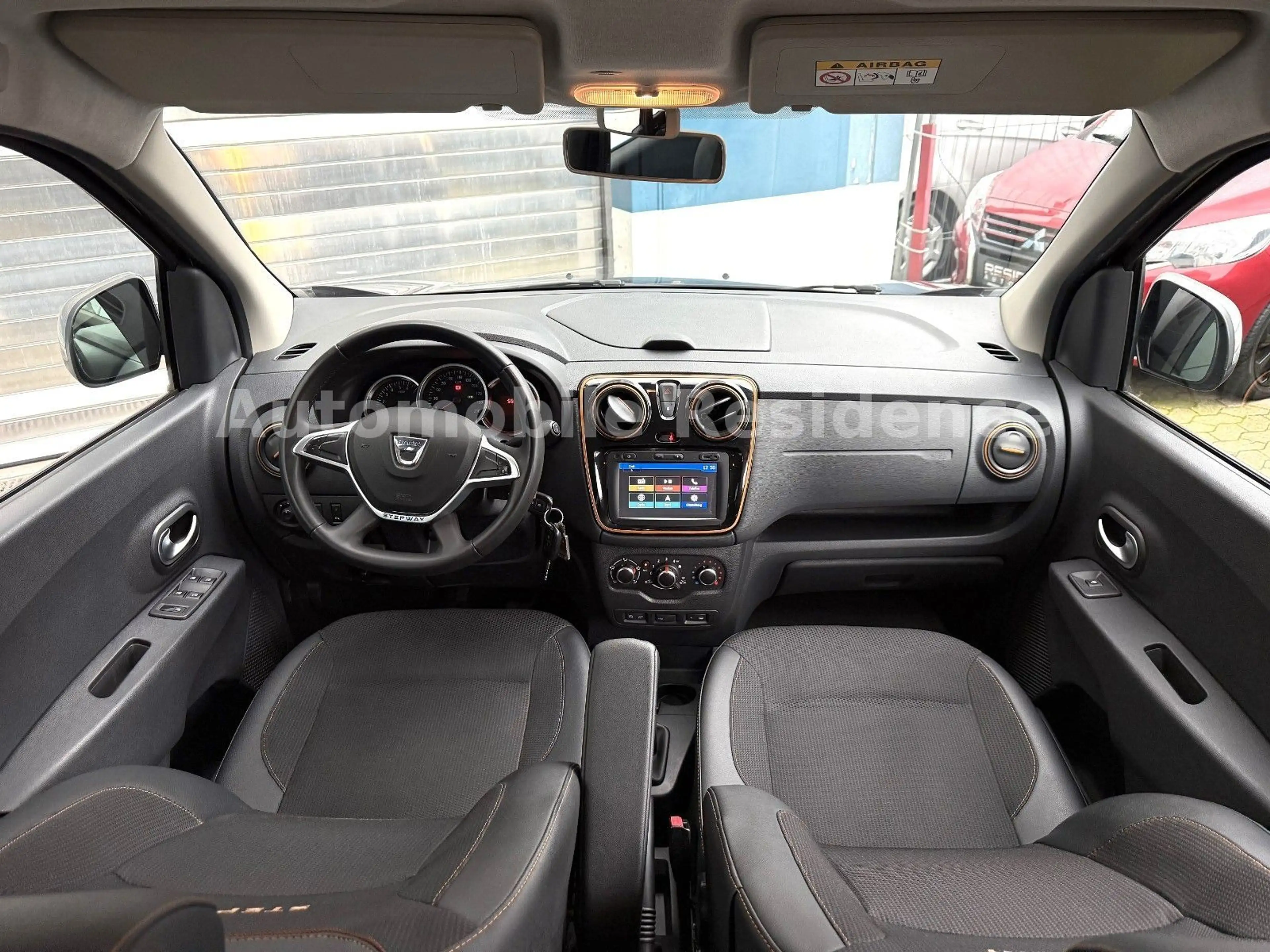 Dacia Lodgy Stepway Celebr. 1.2*NAVI*SHZ*PDC*TEMP*MFL* — photo 5