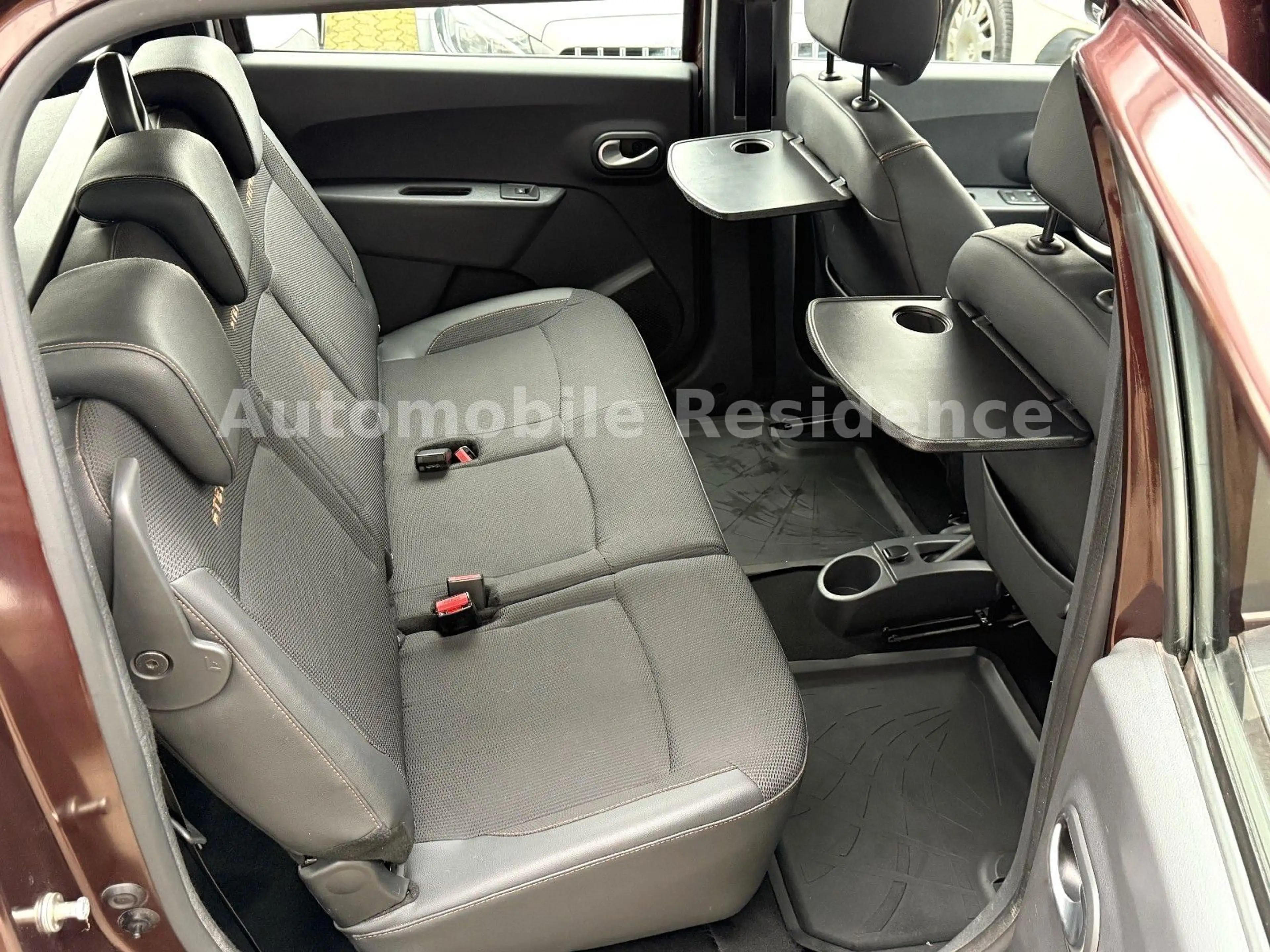 Dacia Lodgy Stepway Celebr. 1.2*NAVI*SHZ*PDC*TEMP*MFL* — photo 8
