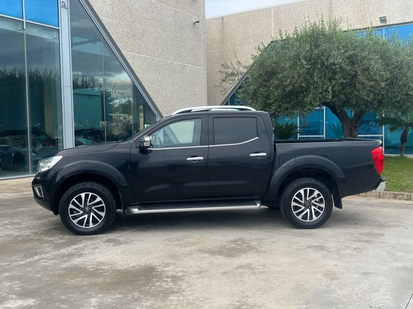 Nissan Navara 2.3 dci d.cab Tekna 4wd 190cv auto Noir - 2