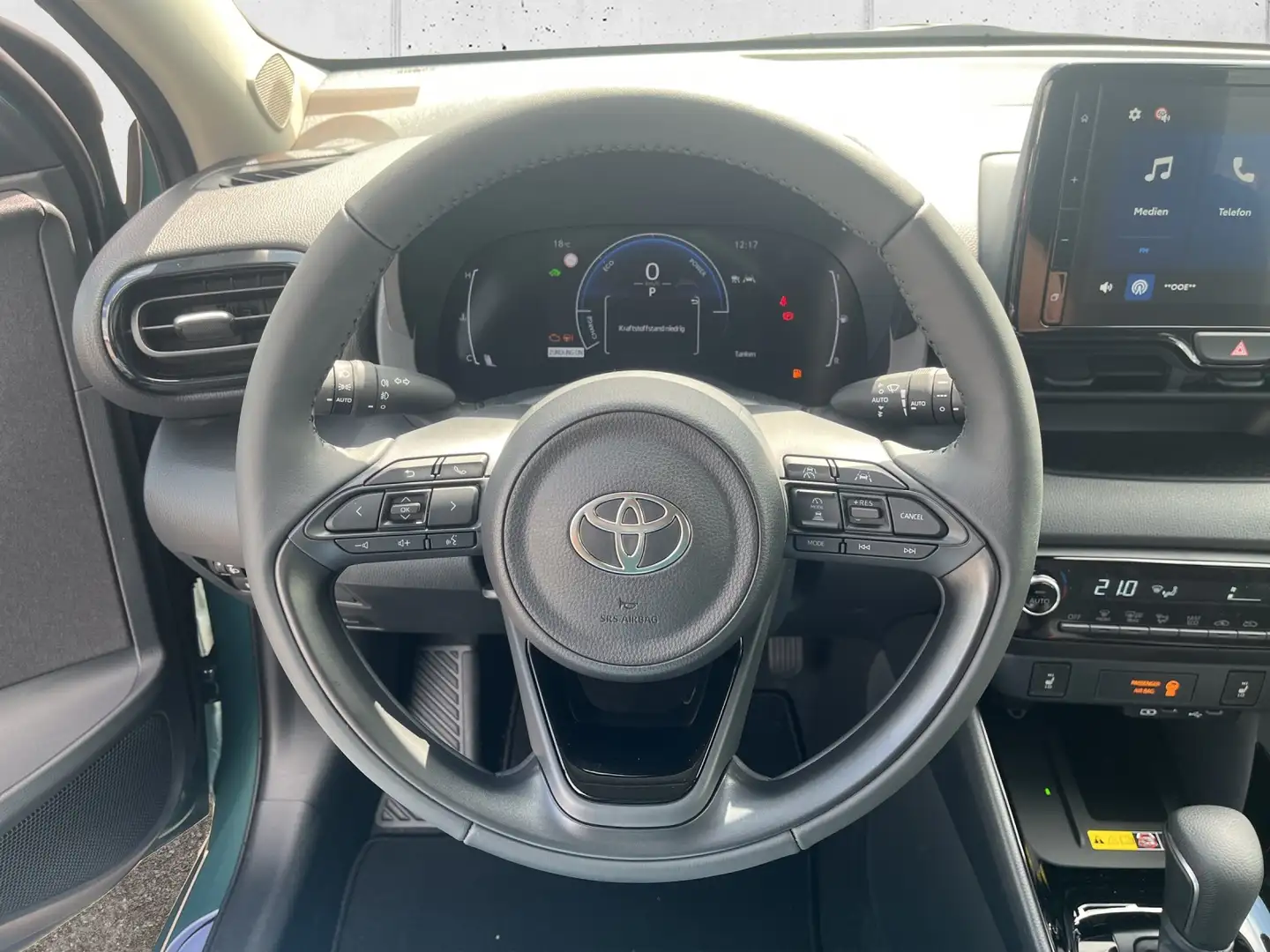 Toyota Yaris 1,5 Hybrid Ac. Dr. Safety-P. Comfort-P. 5t. MY25 Grün - 2