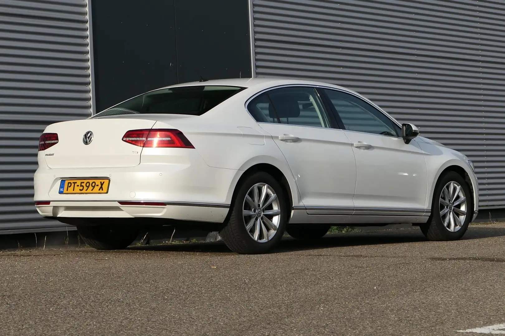 Volkswagen Passat 1.4 TSI Highline NAP DSG Navi Carplay Stoelverwarm Bianco - 2
