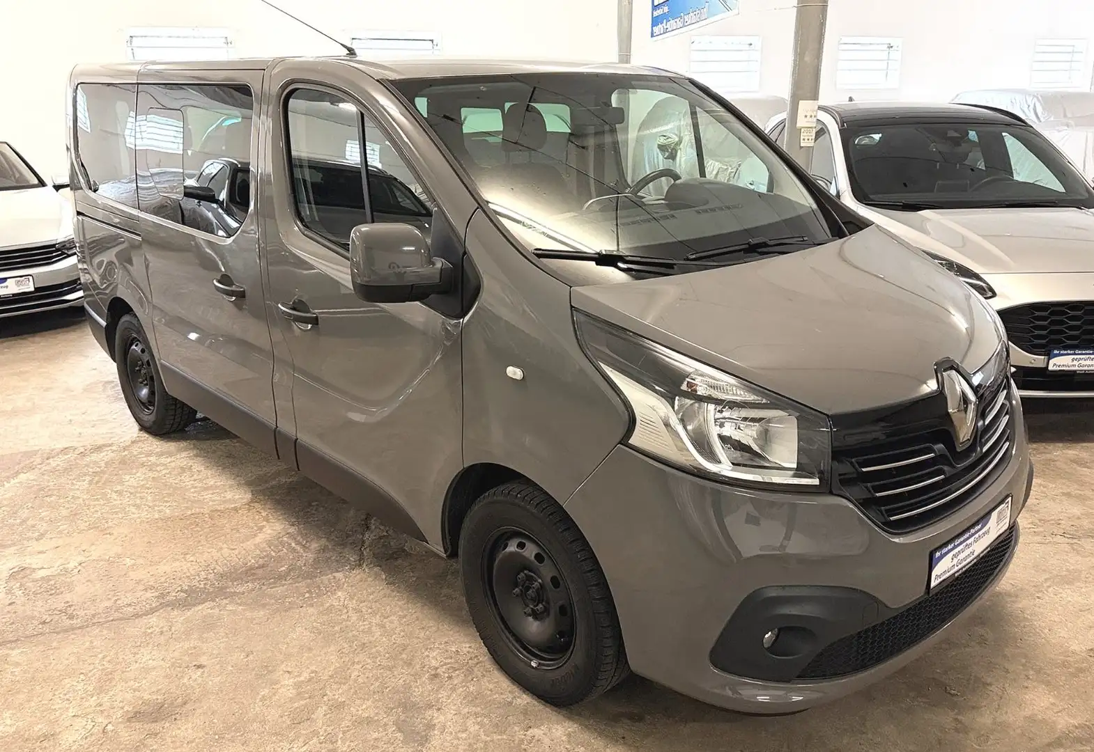 Nissan NV300 145 PS, 8 Sitze, 2 Schiebetüren, 1.Hand Grau - 2