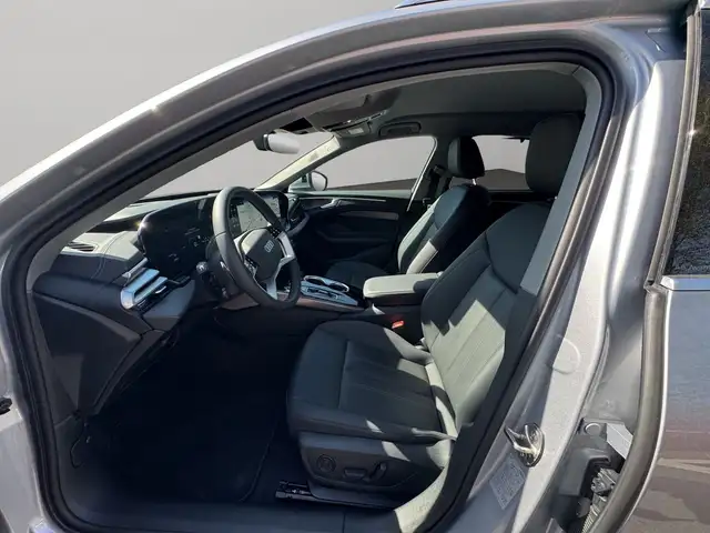 Audi A6 view 11