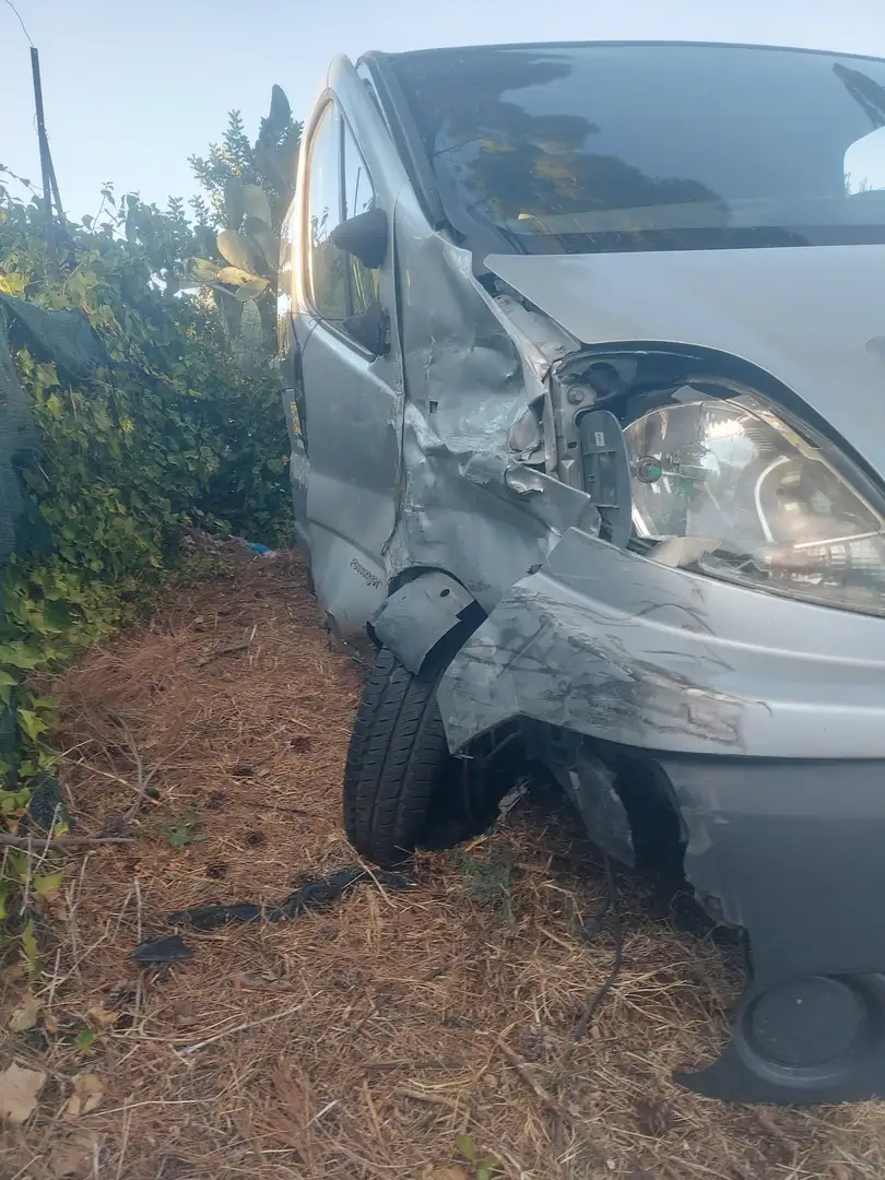 Renault Trafic 9 posti incidentato - 2