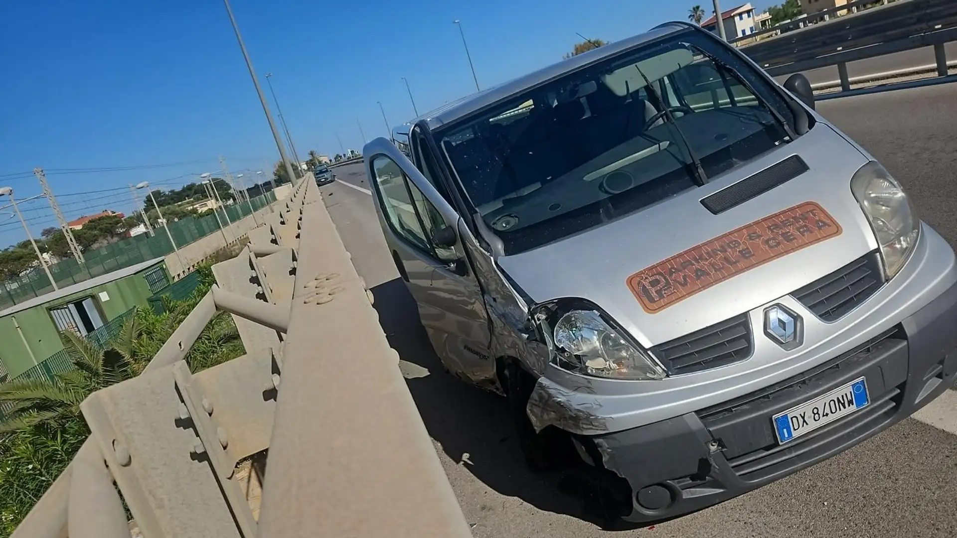 Renault Trafic 9 posti incidentato - 1