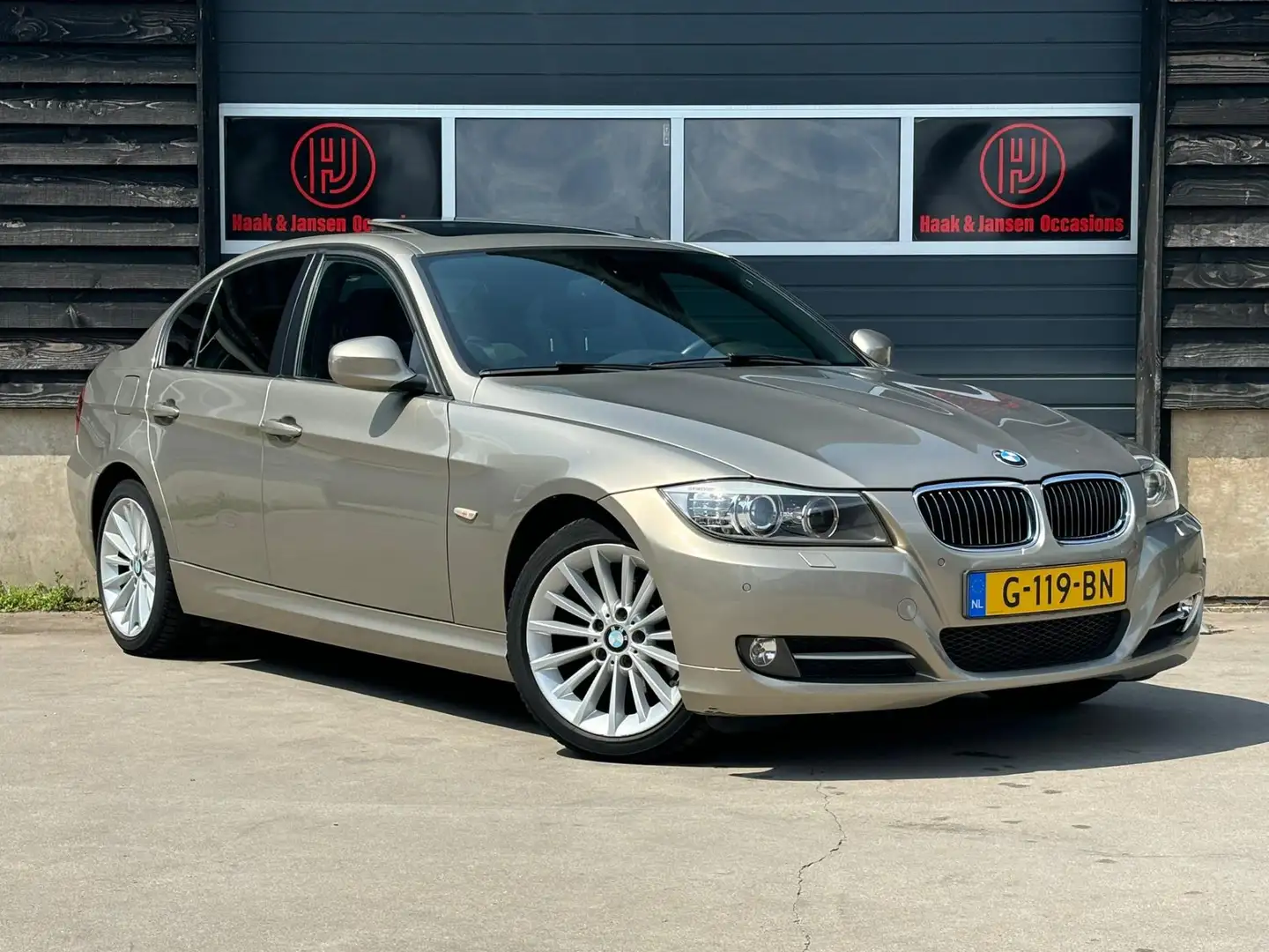 BMW 320 3-serie 320i High Executive Automaat Pano Navi Cru Bruin - 2