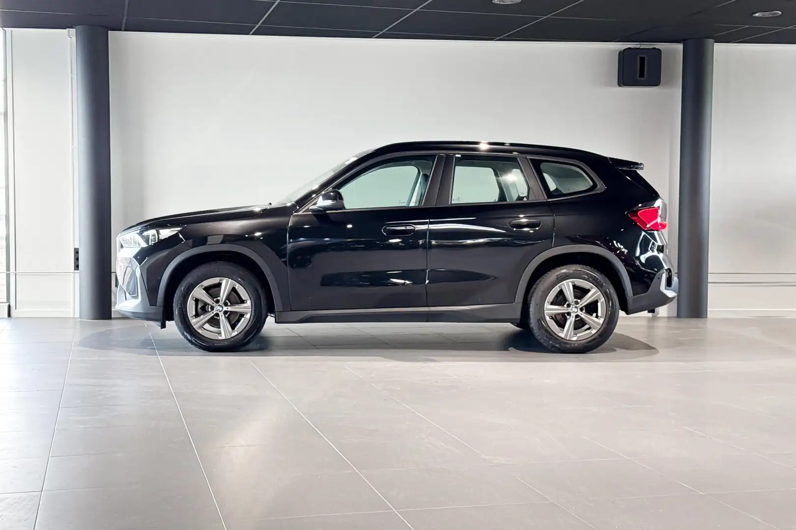 BMW X1 sDrive18i | Stoelverwarming | Achteruitrijcamera | Schwarz - 2