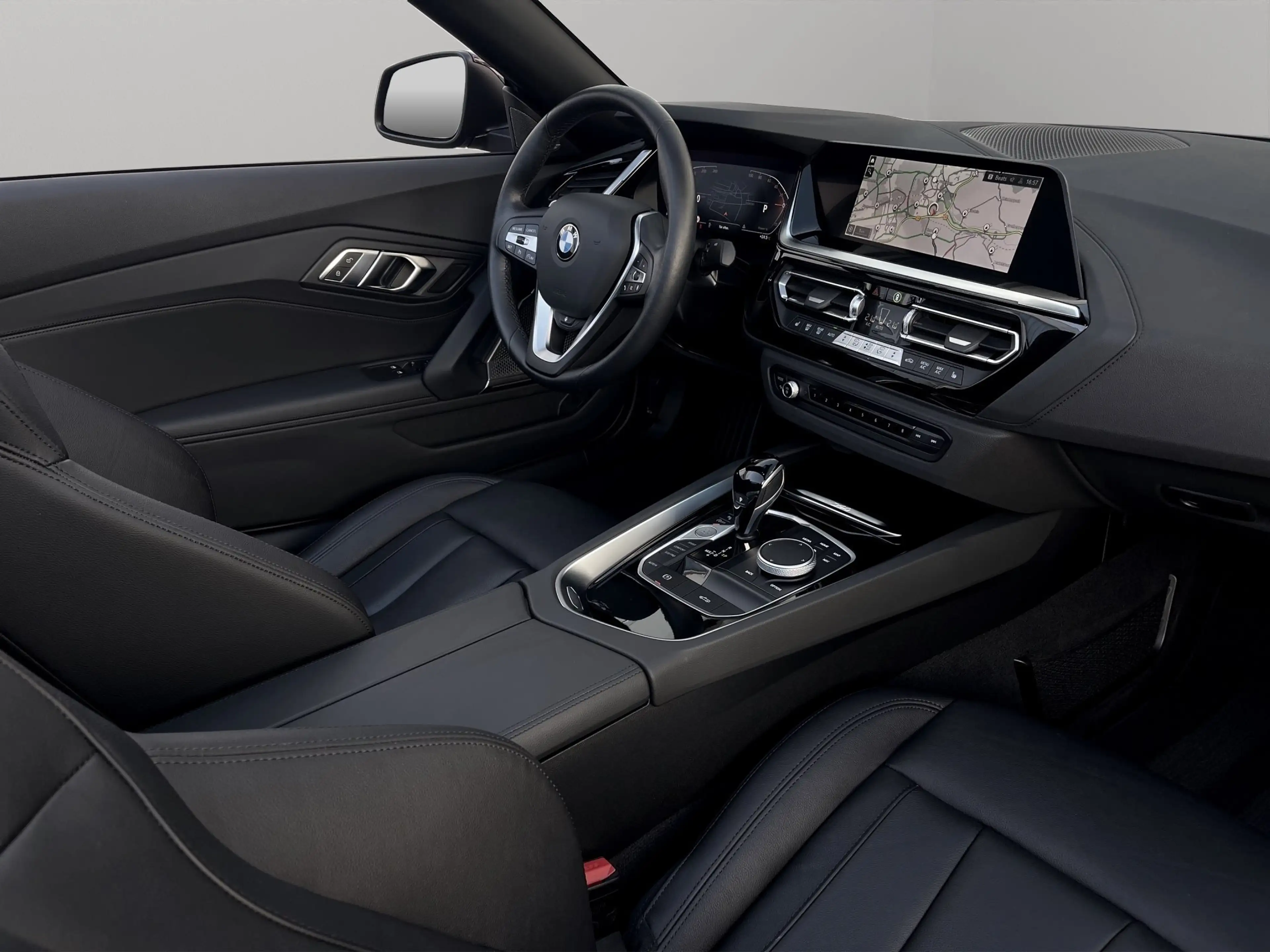 BMW Z4 sDrive20i — photo 11