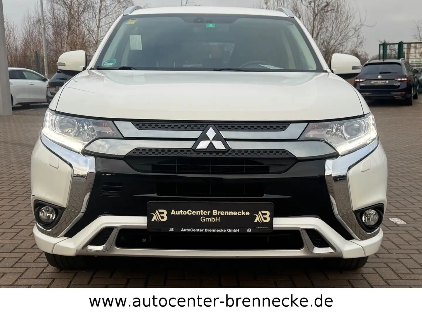 Mitsubishi Outlander PHEV Basis 4WD Weiß - 2