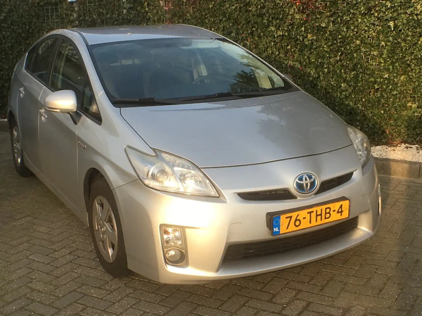 Toyota Prius 1.8 Comfort Navigatie, cruise control, trekhaak Plateado - 2