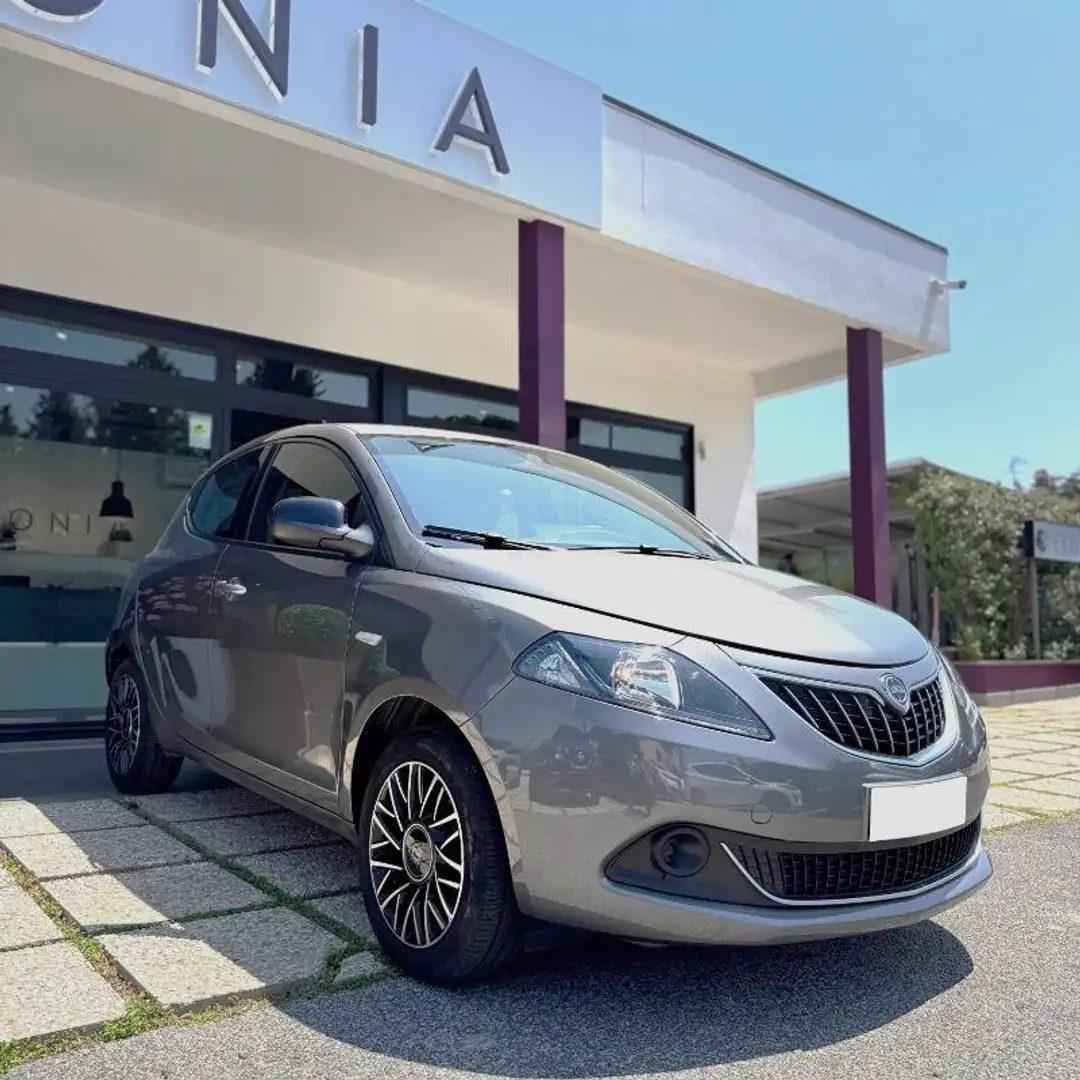 Lancia Ypsilon 1.0 firefly hybrid Gold Plus s&s 70cv Gris - 1