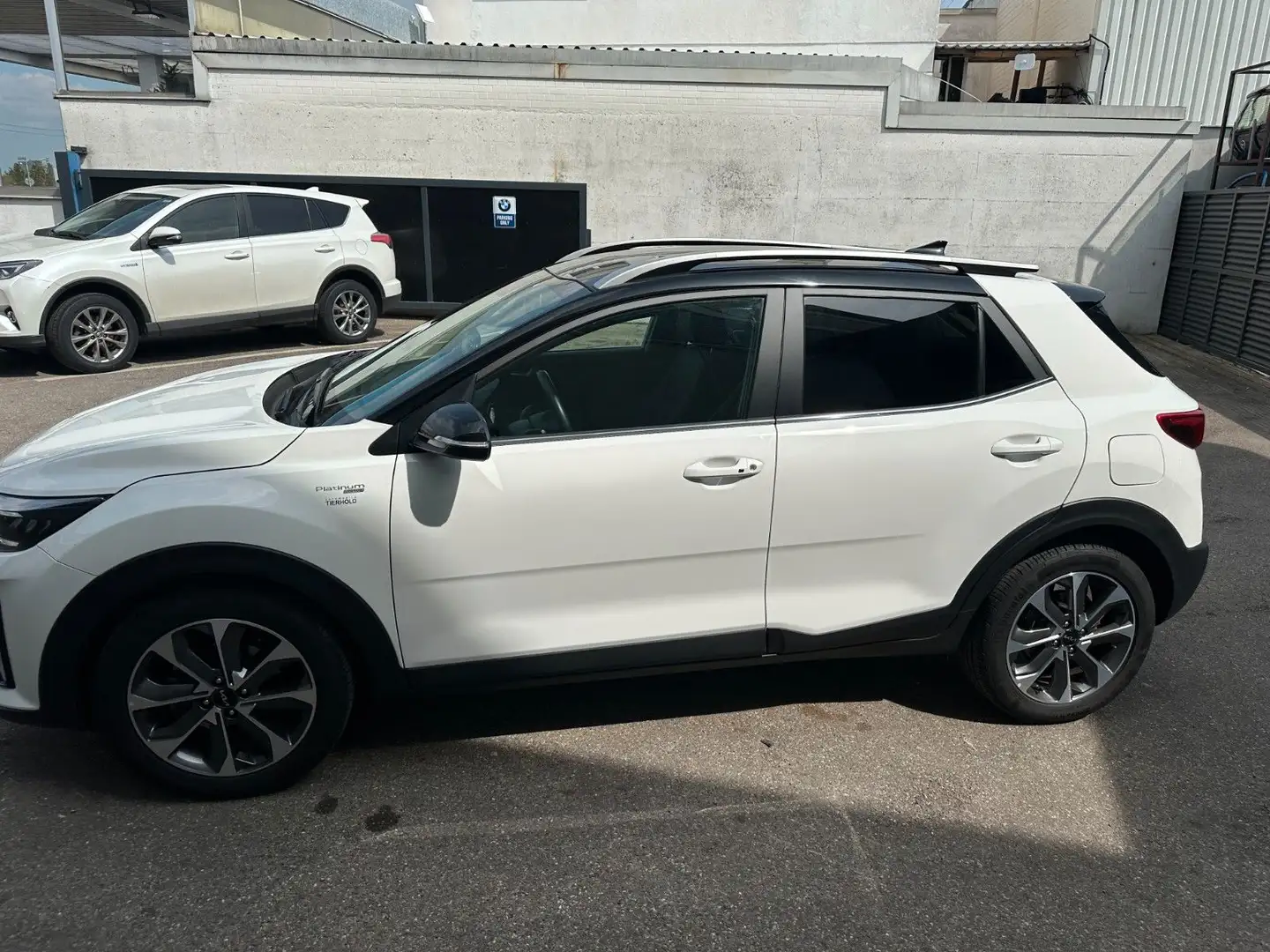 Kia Stonic Platinum Edition  Mild Hybrid Weiß - 2