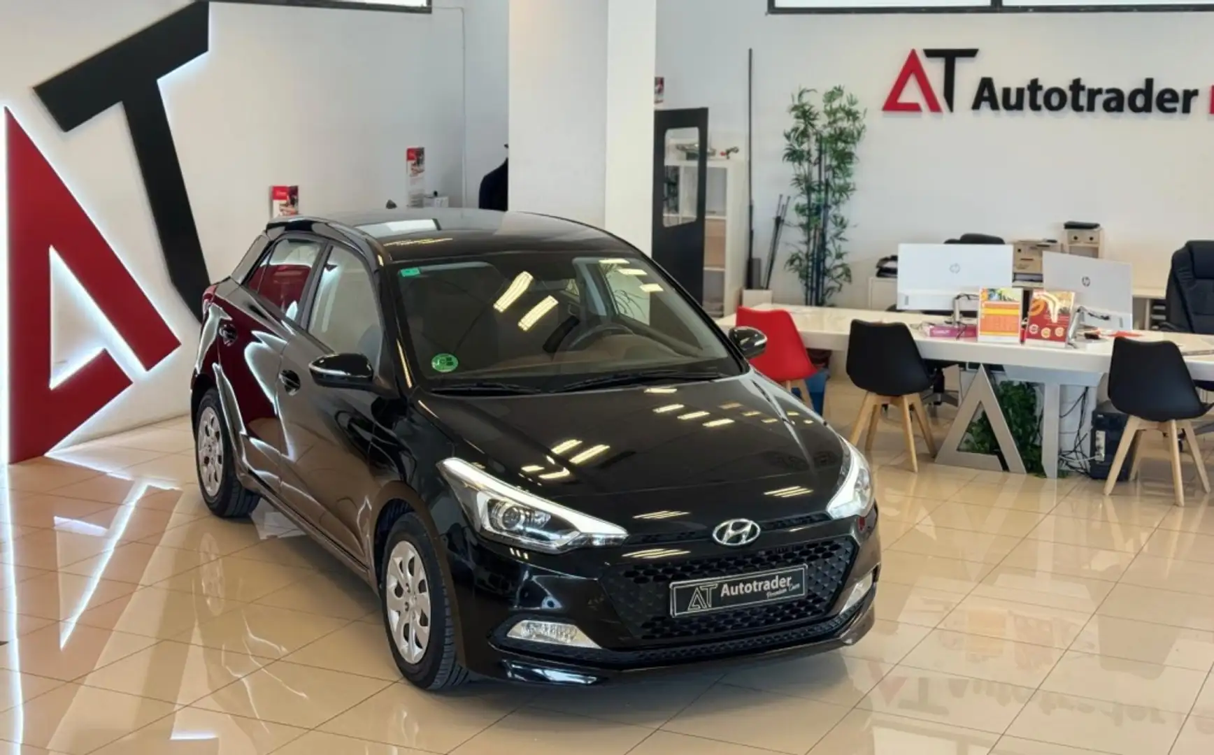 Hyundai i20 1.4CRDI Essence Negro - 1