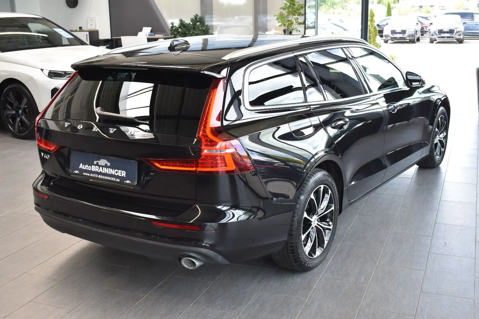 Volvo V60 D3 Momentum Pro Aut. LED~RFKamera~VirtualC. Noir - 2