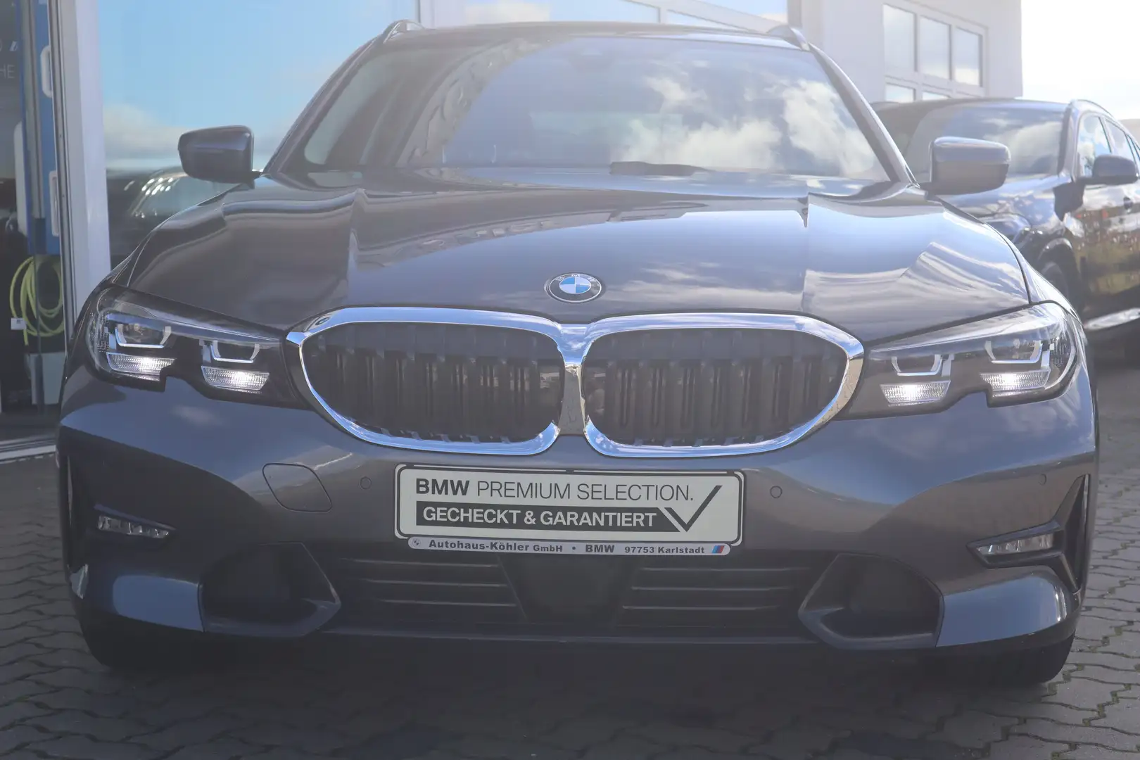 BMW 320 i Touring Sport Line/DAB/WLAN/ACC/AHK Grau - 2
