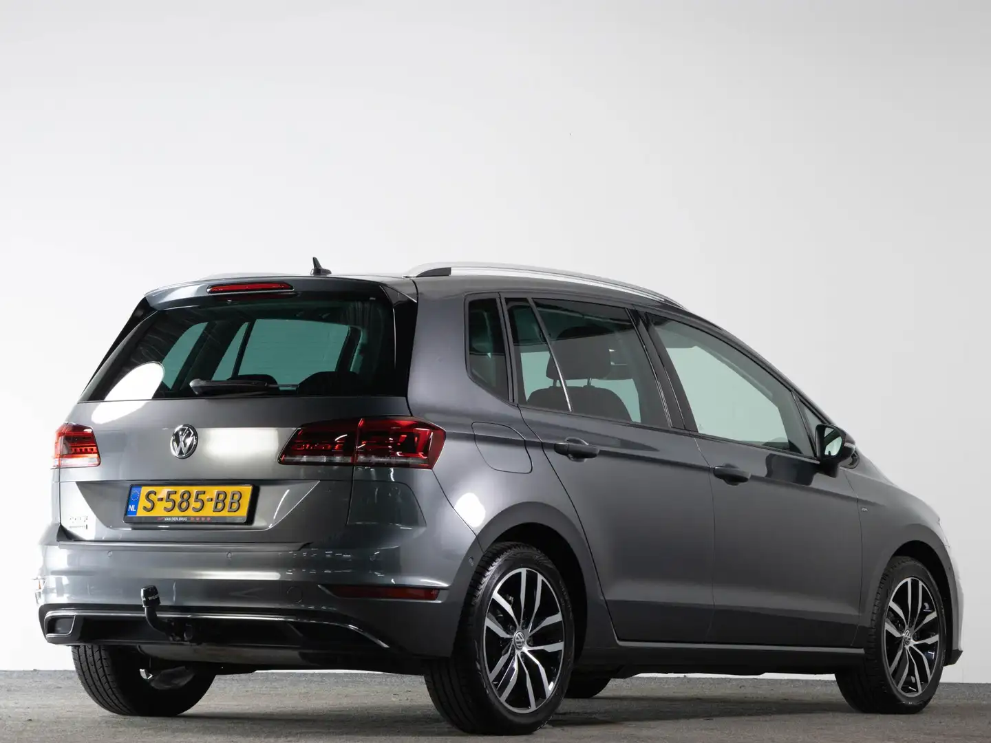 Volkswagen Golf Sportsvan 1.0 TSI 110 PK United | LED | Navigatie | Trekhaak Grijs - 2