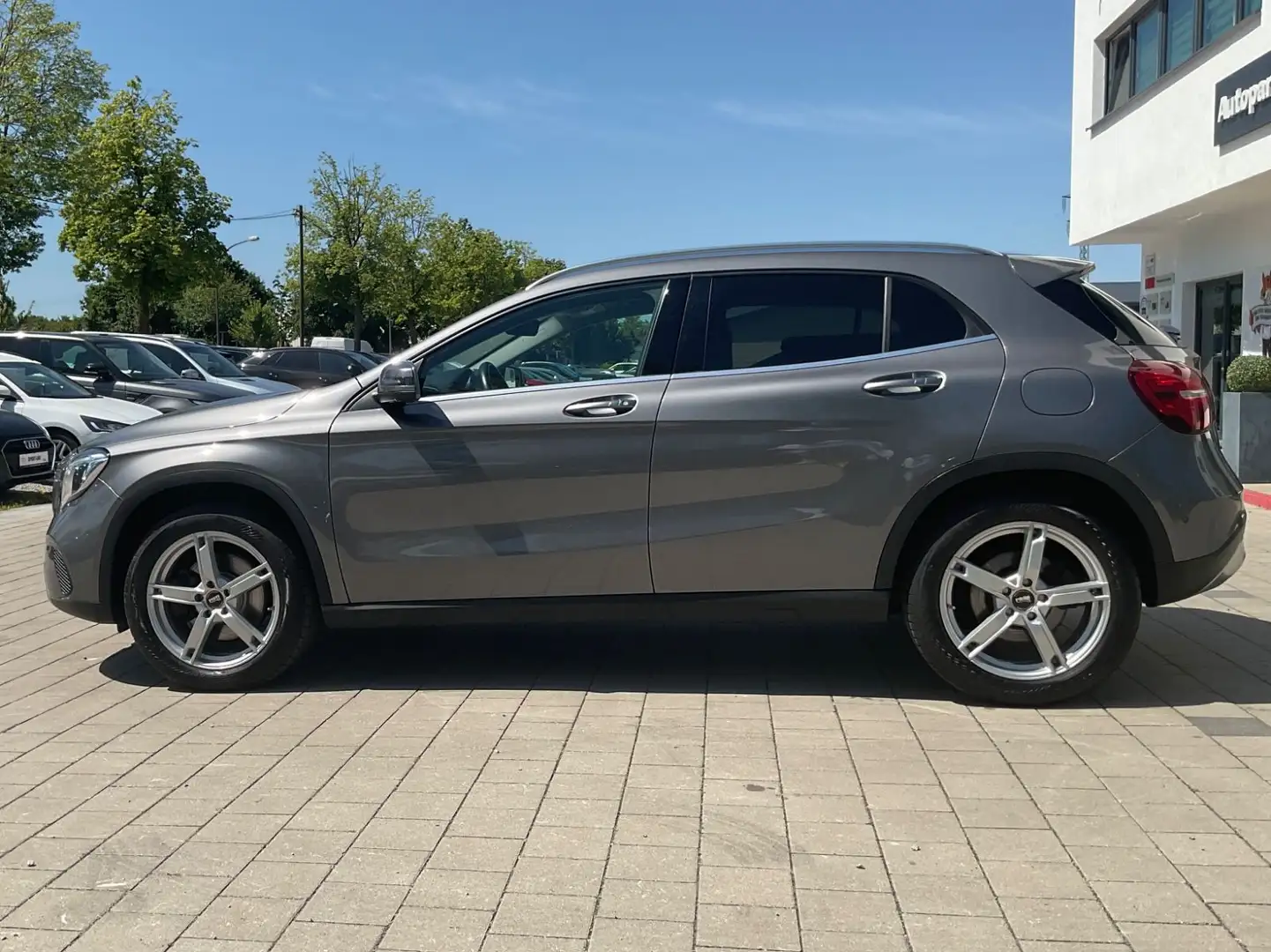 Mercedes-Benz GLA 220 4M. Aut. LED Navi Teilleder 360° Gris - 2
