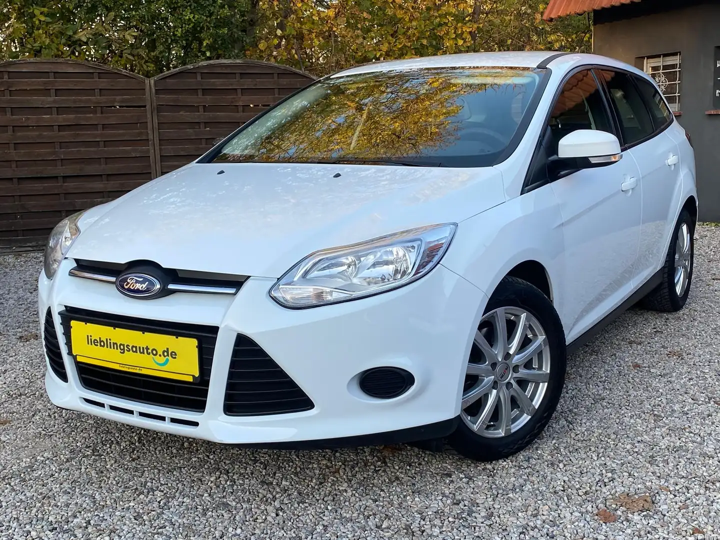 Ford Focus Turnier 1.6 TDCi Trend Klima AHK Bluetooth Weiß - 1