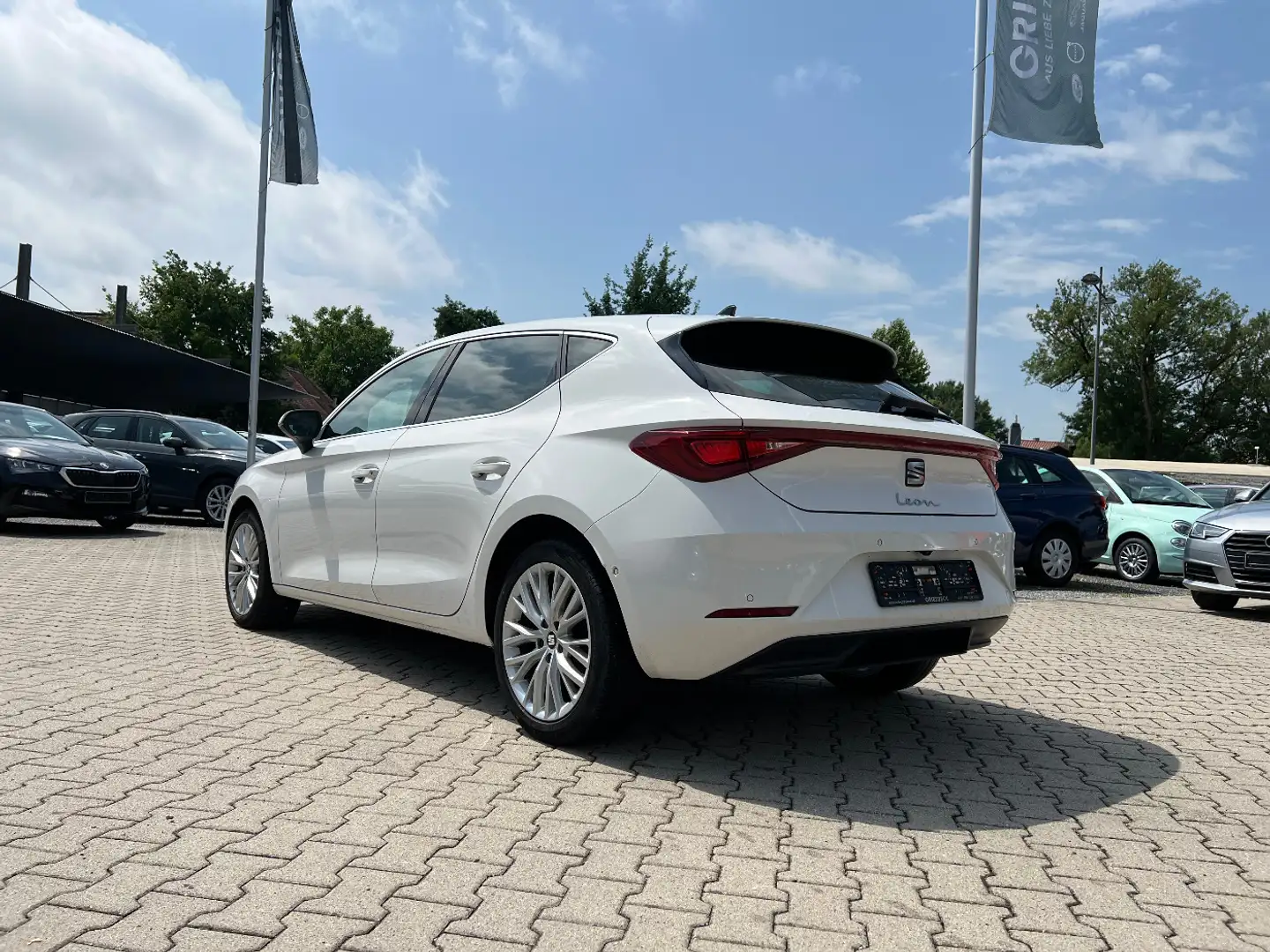 SEAT Leon 1.5 TSI Xcellence *LED Navi ACC DAB+ Sitzh.* Wit - 2