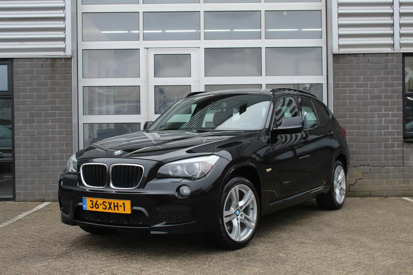 BMW X1 sDrive20i Business M-pakket / Leer / Navigatie / N Zwart - 1