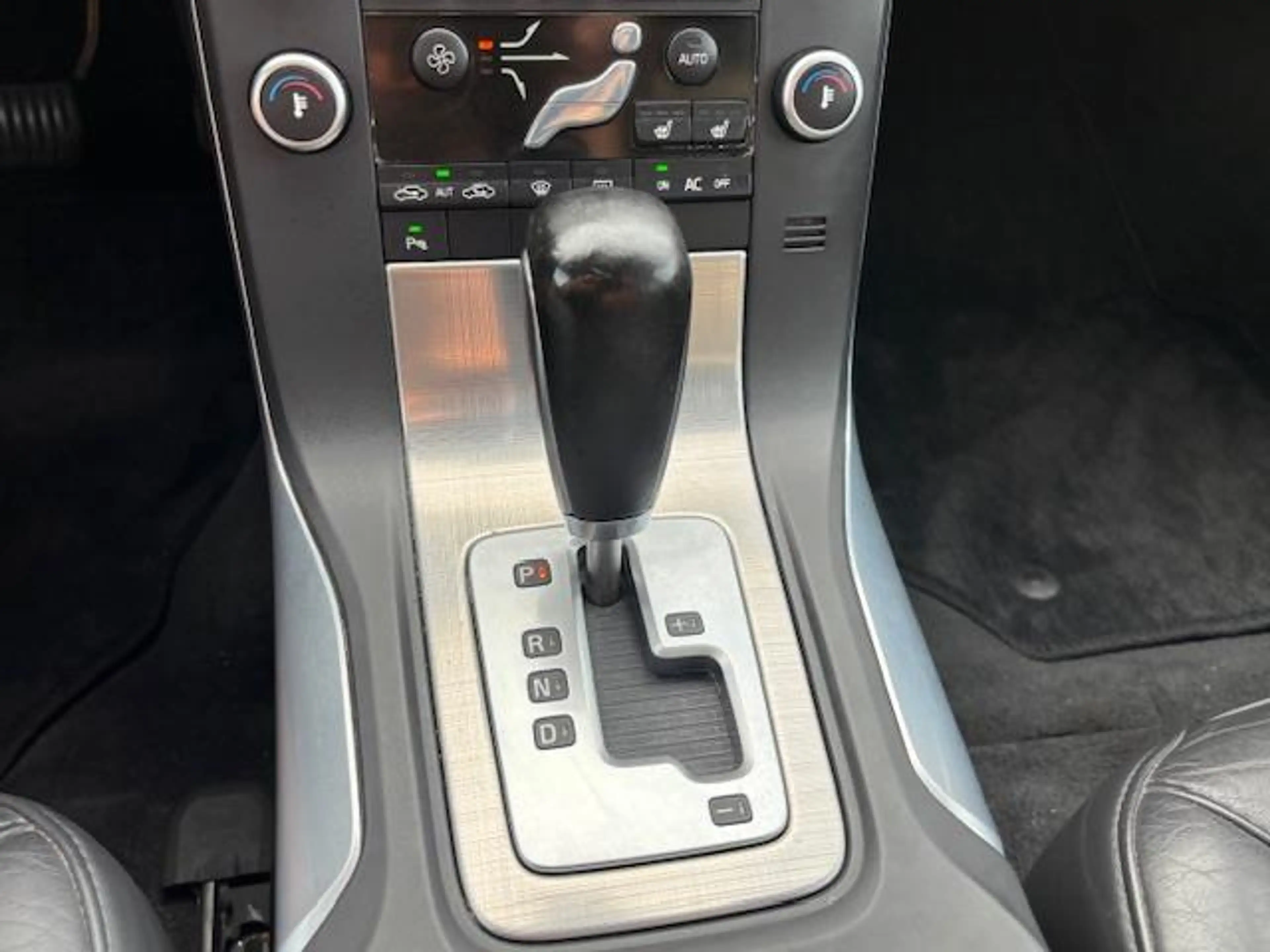 Volvo V70 1.6 T4 Momentum Automaat ECC Audio/CD Navigatie LM — photo 4