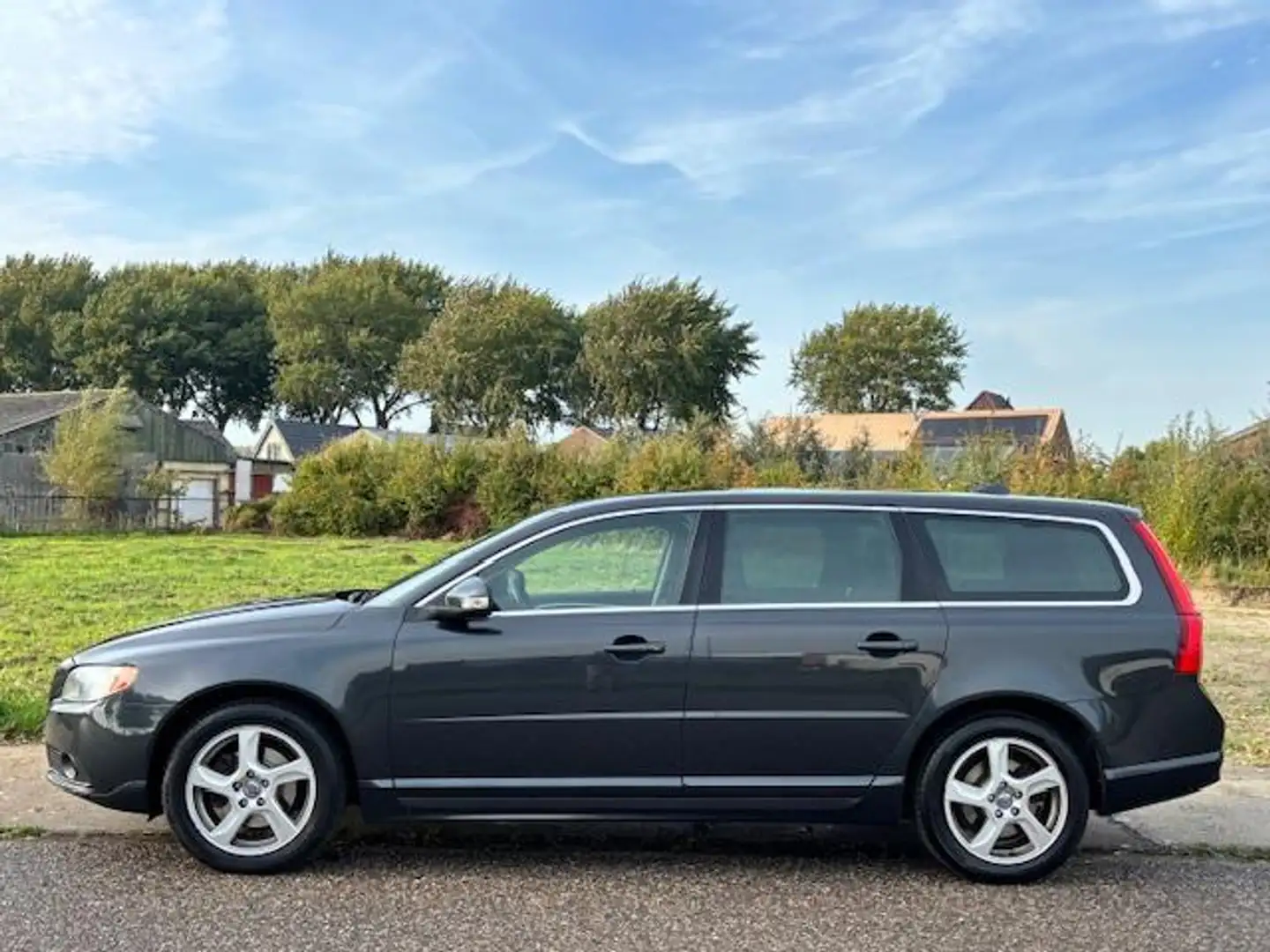 Volvo V70 1.6 T4 Momentum Automaat ECC Audio/CD Navigatie LM Grau - 2