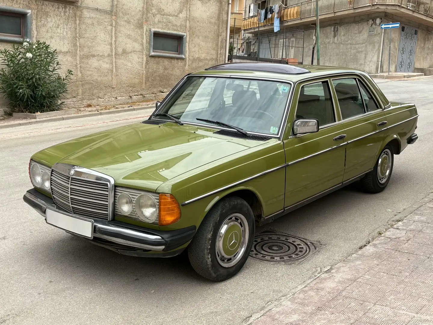 Mercedes-Benz 240 D W123 Zöld - 1