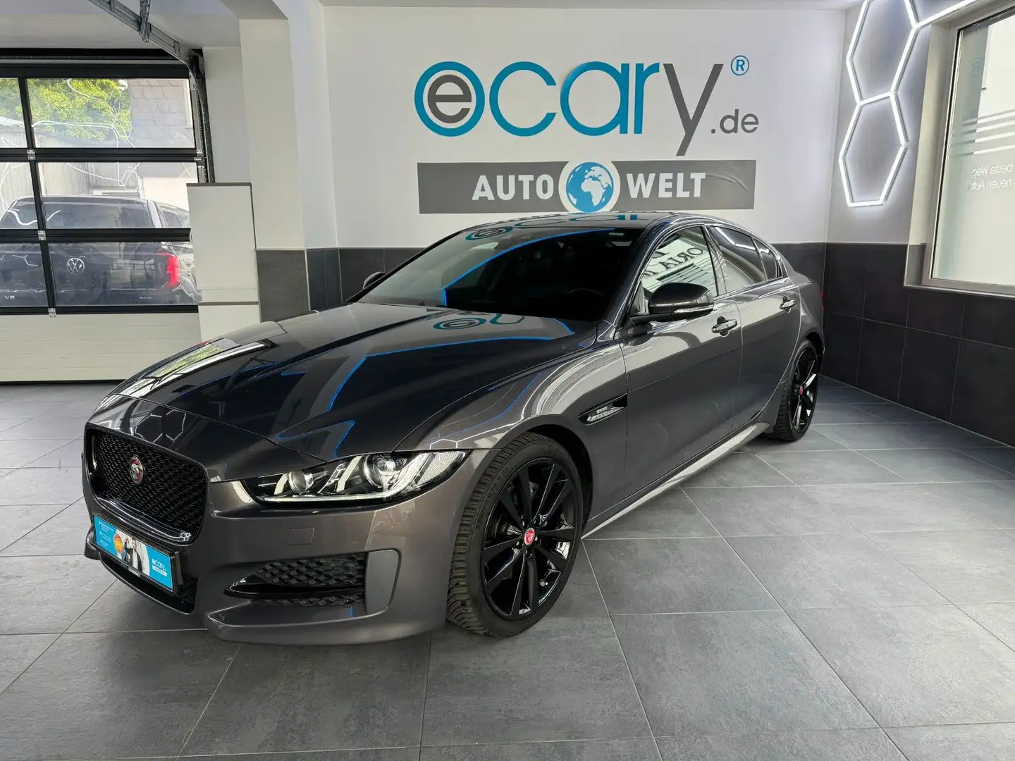 Jaguar XE R-Sport*Navi*Key-Less GO*LM*KLIMA*LEDER*LED* Grijs - 2