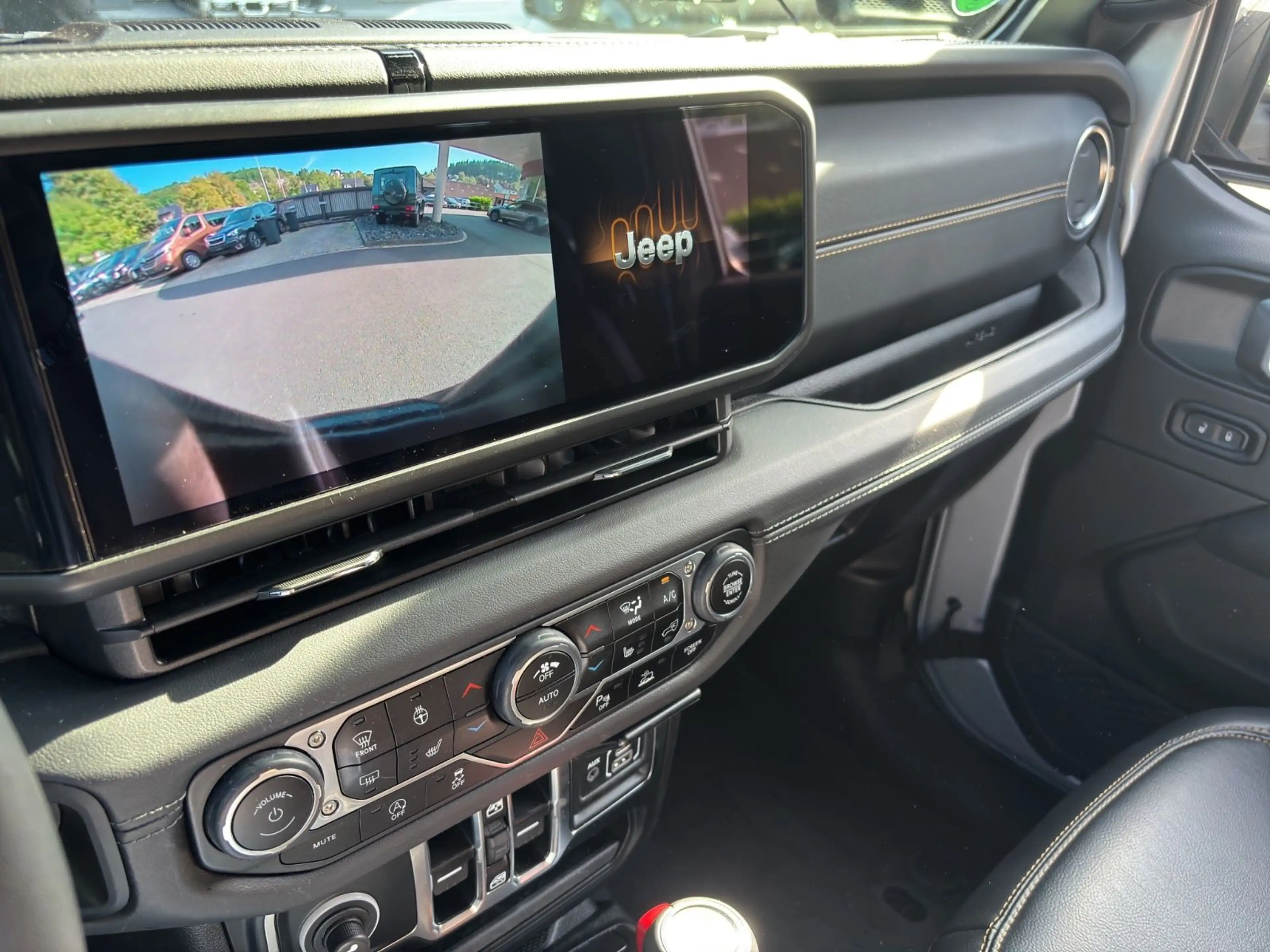 Jeep Wrangler Unlimited Sahara ICE 2.0i Sky One-Touch — photo 13