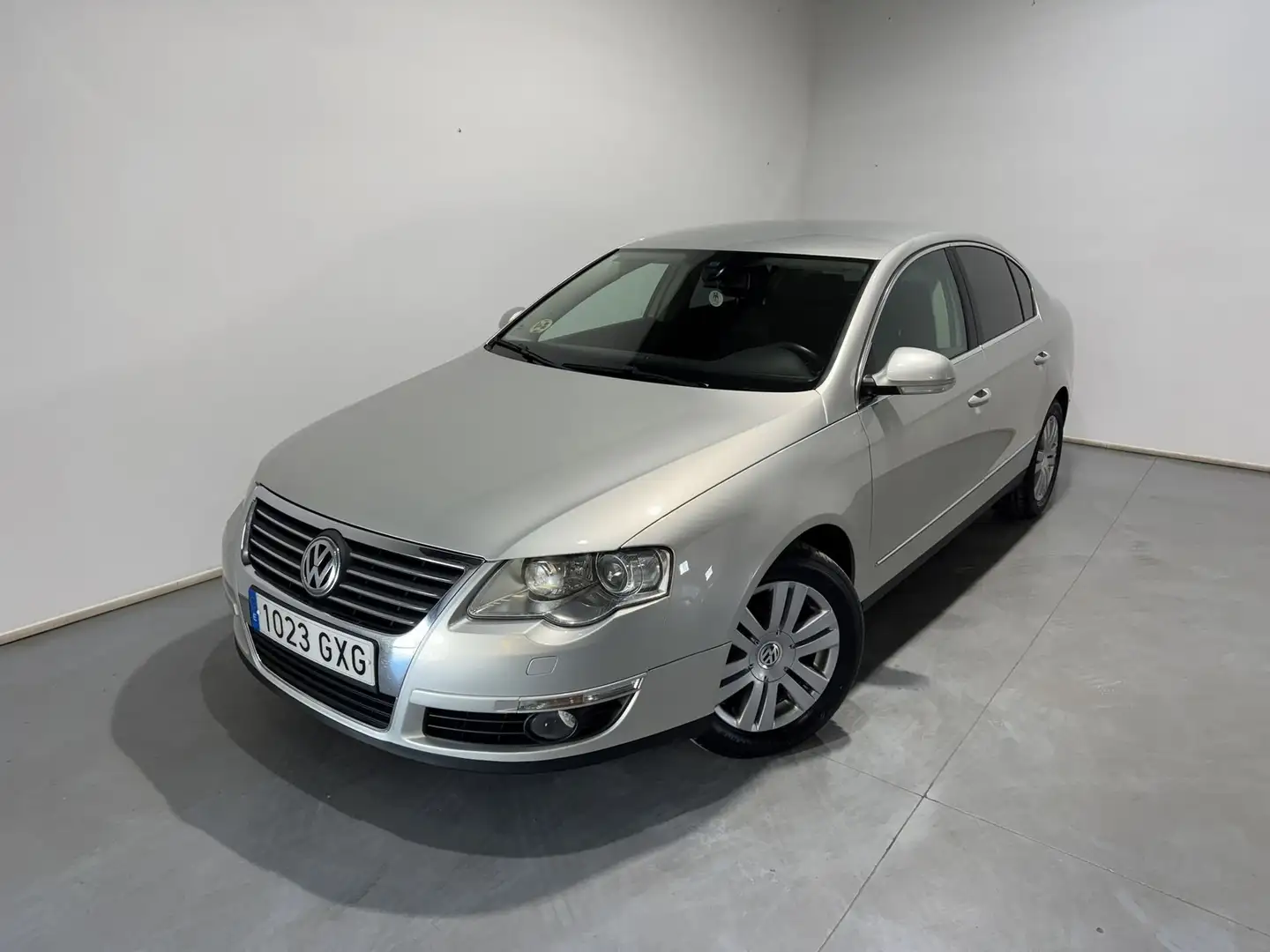 Volkswagen Passat 2.0TDI Advance Plateado - 1