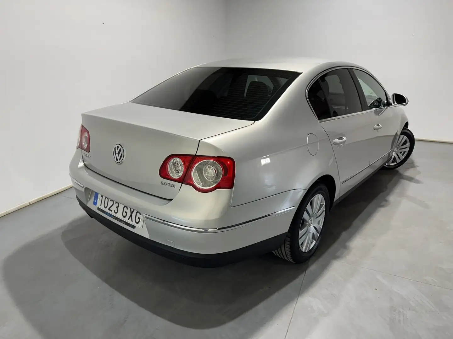 Volkswagen Passat 2.0TDI Advance Plateado - 2