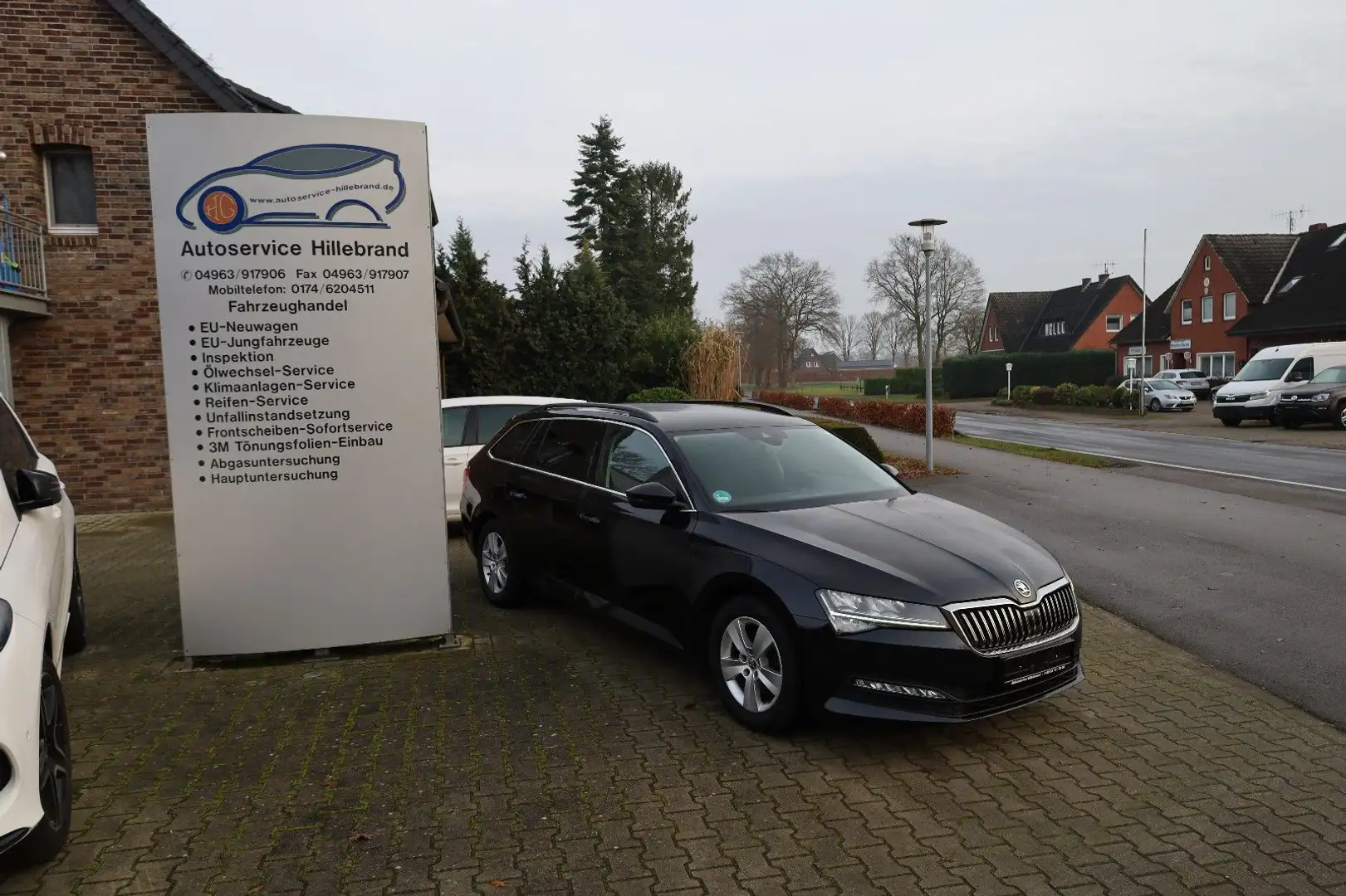 Skoda Superb Combi Ambition AHK Standheizung Noir - 1