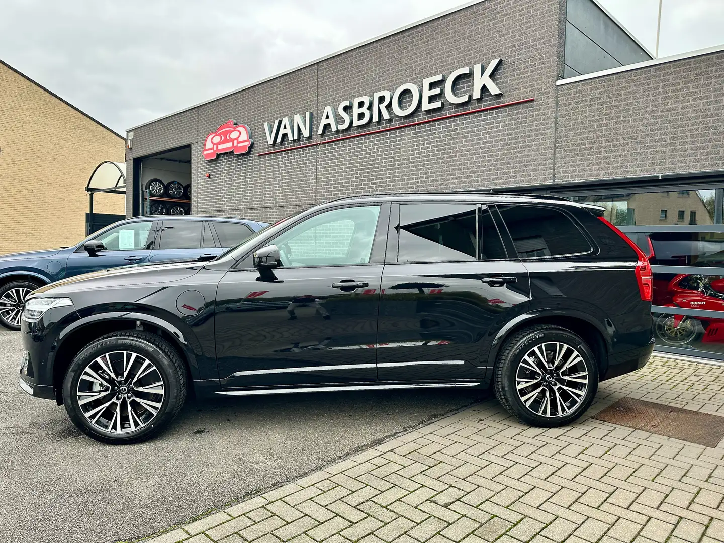 Volvo XC90 XC90 T8 AWD Plug-in Hybrid Ultra Dark ! FUL OPTION Zwart - 2