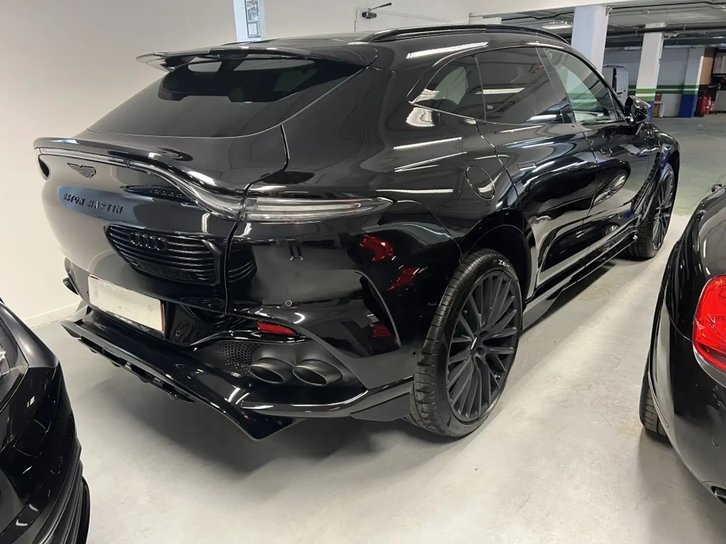 Aston Martin DBX 707 Schwarz - 2