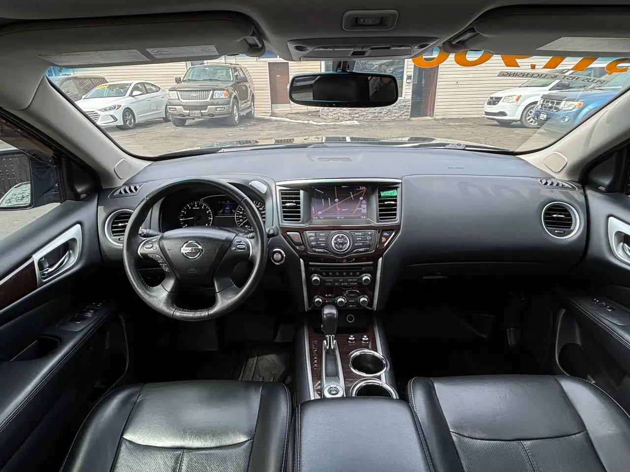 Nissan Pathfinder снимка Nissan Pathfinder