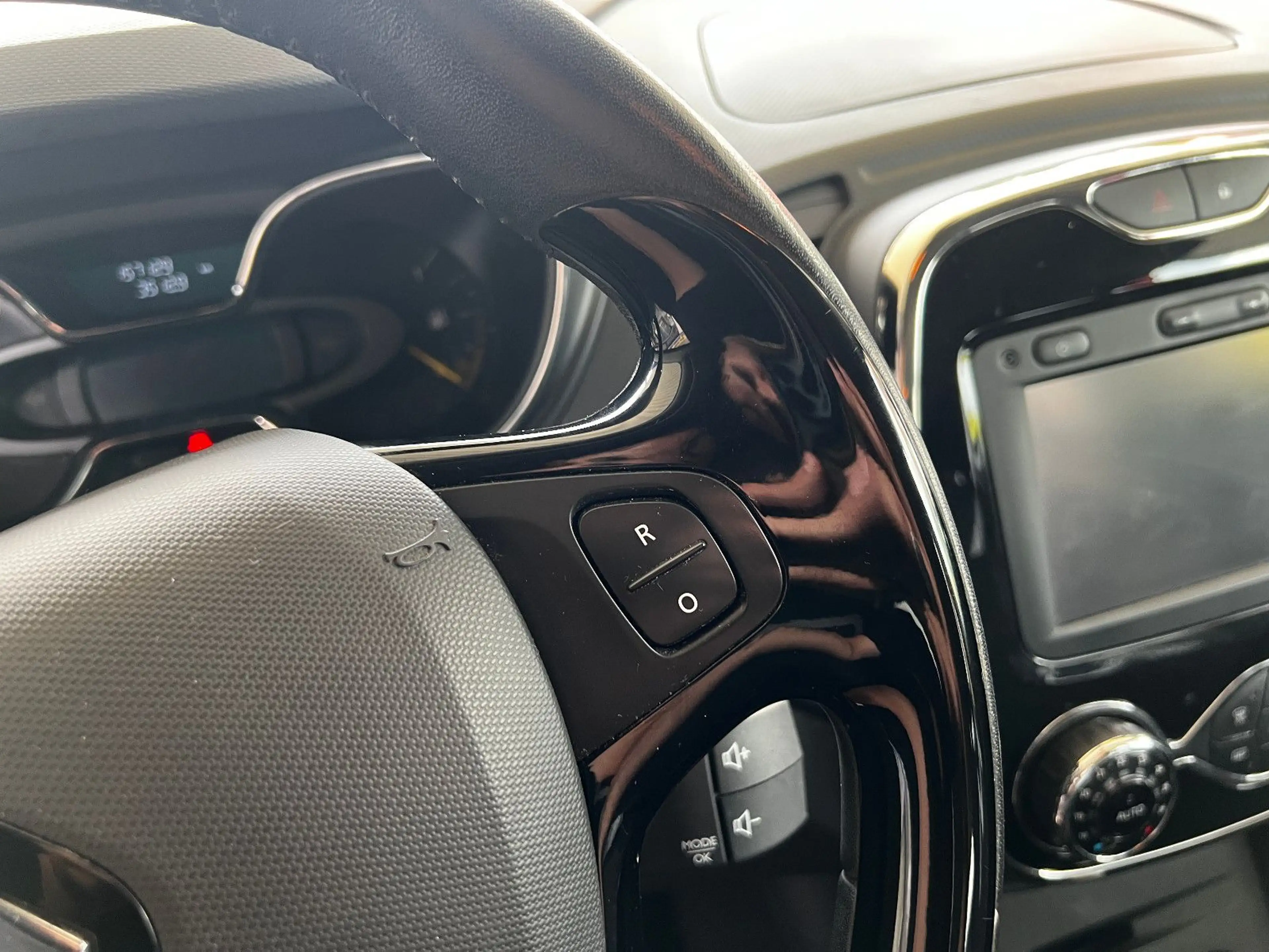 Renault Captur Luxe I Automatik I TÜV — photo 11