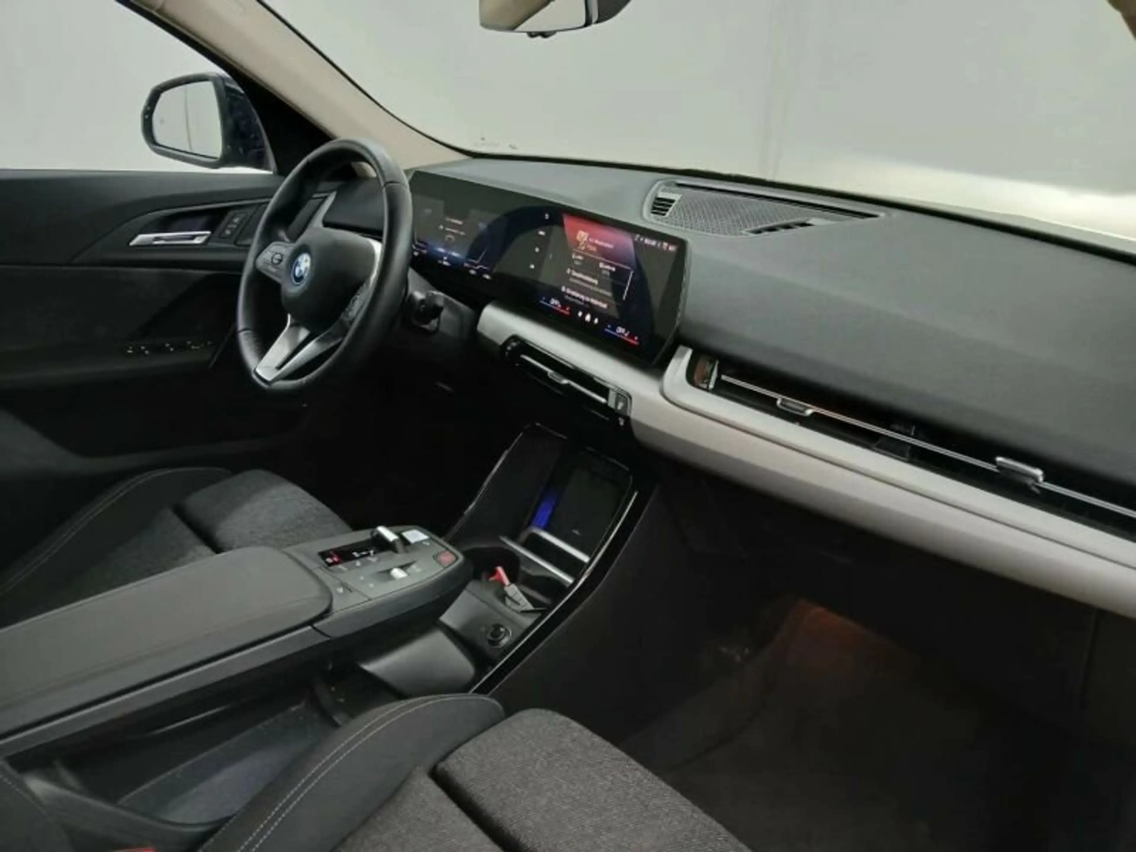 BMW iX2 eDrive20 Navi LED ACC Sportsitze Parkassist — photo 4