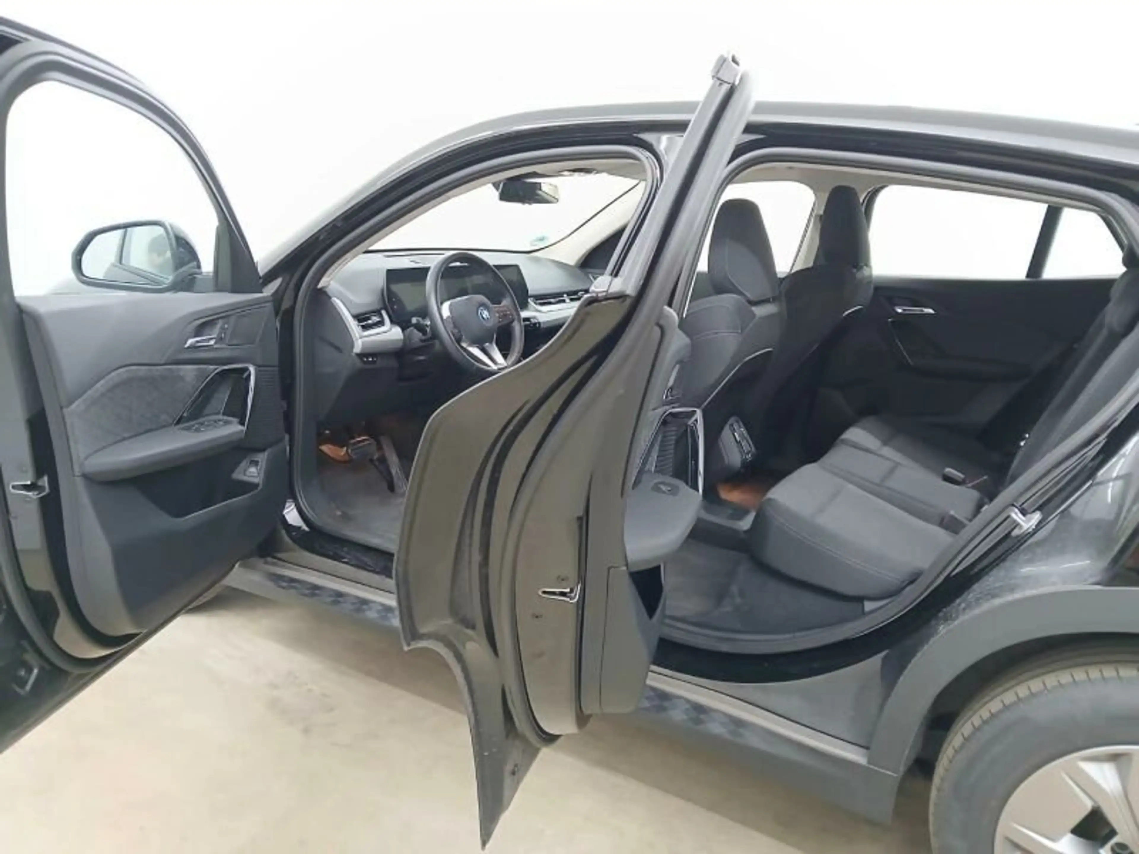 BMW iX2 eDrive20 Navi LED ACC Sportsitze Parkassist — photo 9