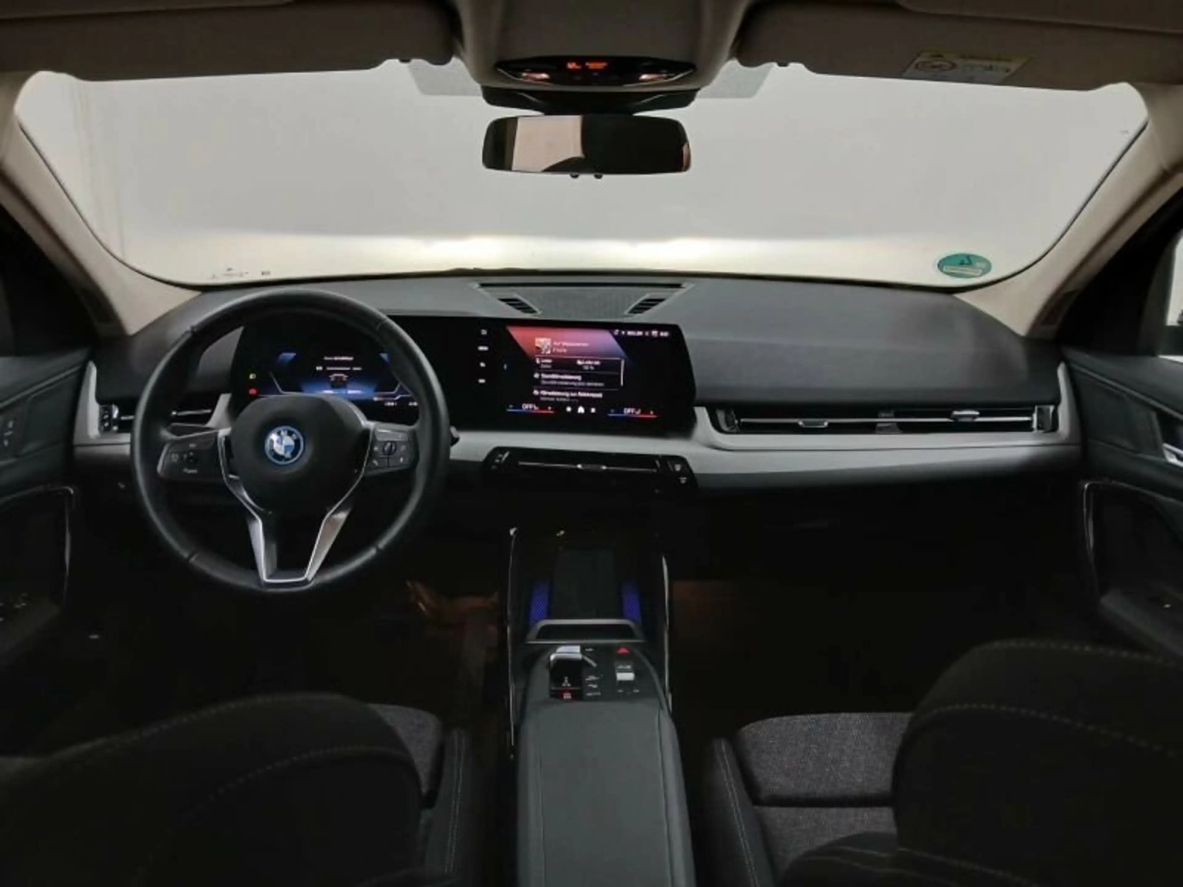 BMW iX2 eDrive20 Navi LED ACC Sportsitze Parkassist — photo 7