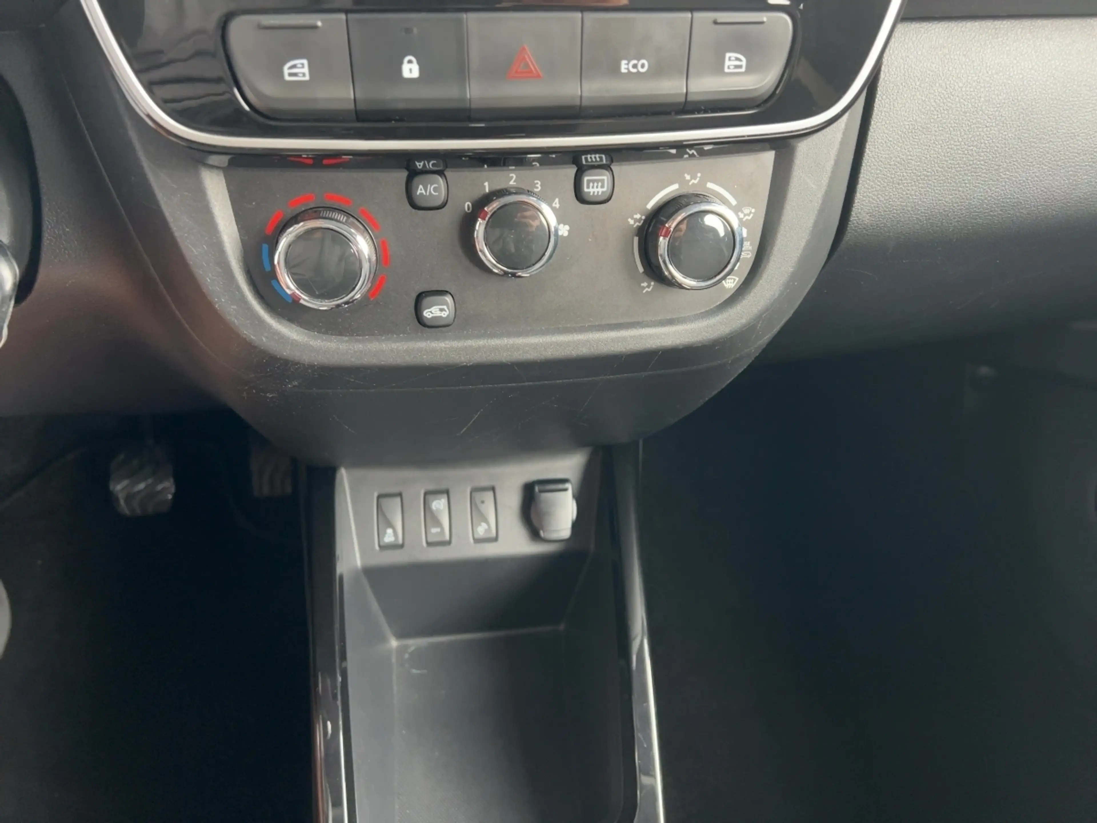 Dacia Spring Essential KLIMA LED-Tagfahrlicht ABS ESP ZV — photo 17