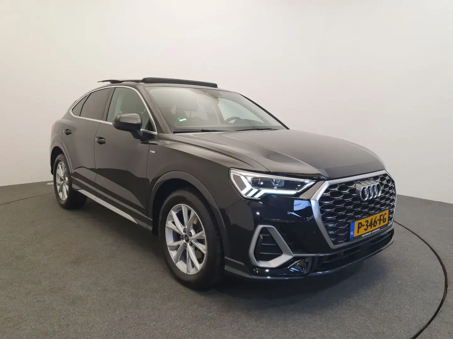 Audi Q3 Sportback 35 TFSI 150pk S-Tronic S-Line Wegklapbar Zwart - 2