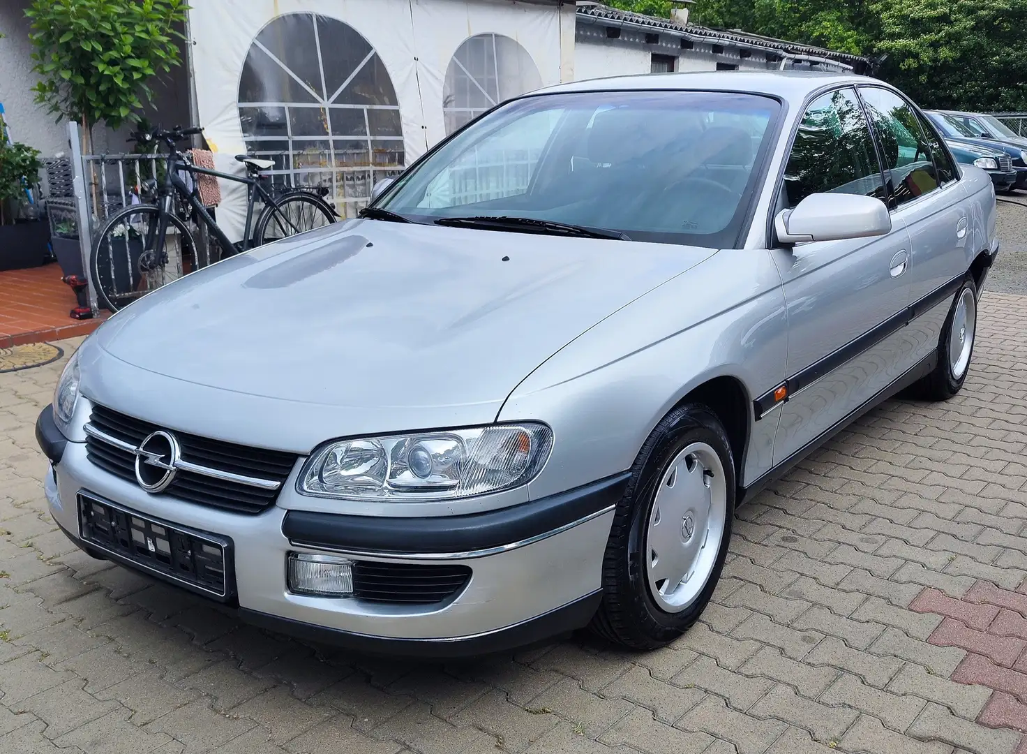 Opel Omega Omega 2.0 16V Silber - 1