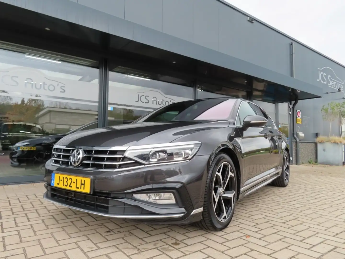 Volkswagen Passat 1.5 TSI Elegance R-Line Led Pano Adapt Cruise 2020 Grijs - 1