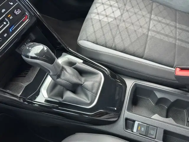 Volkswagen T-Roc view 11