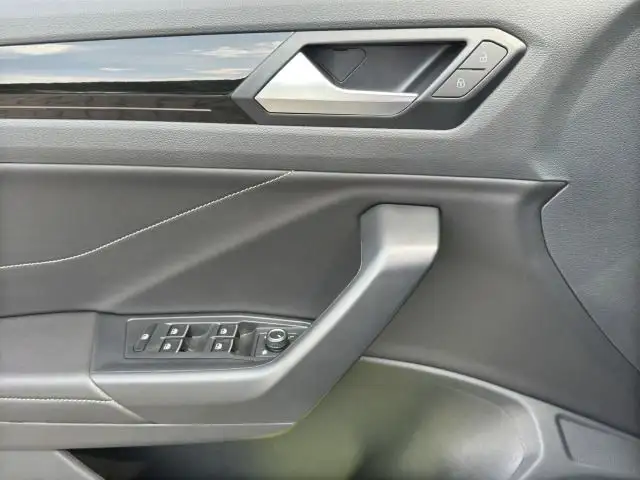 Volkswagen T-Roc view 8