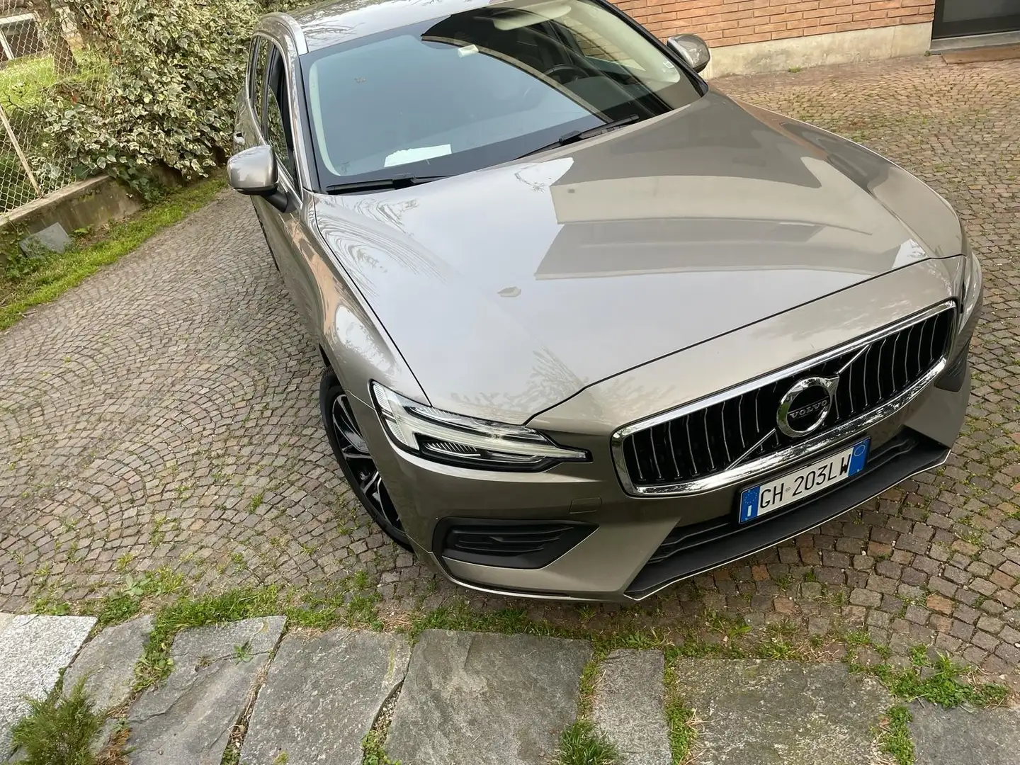 Volvo V60 2.0 d3 Momentum geartronic Gris - 2