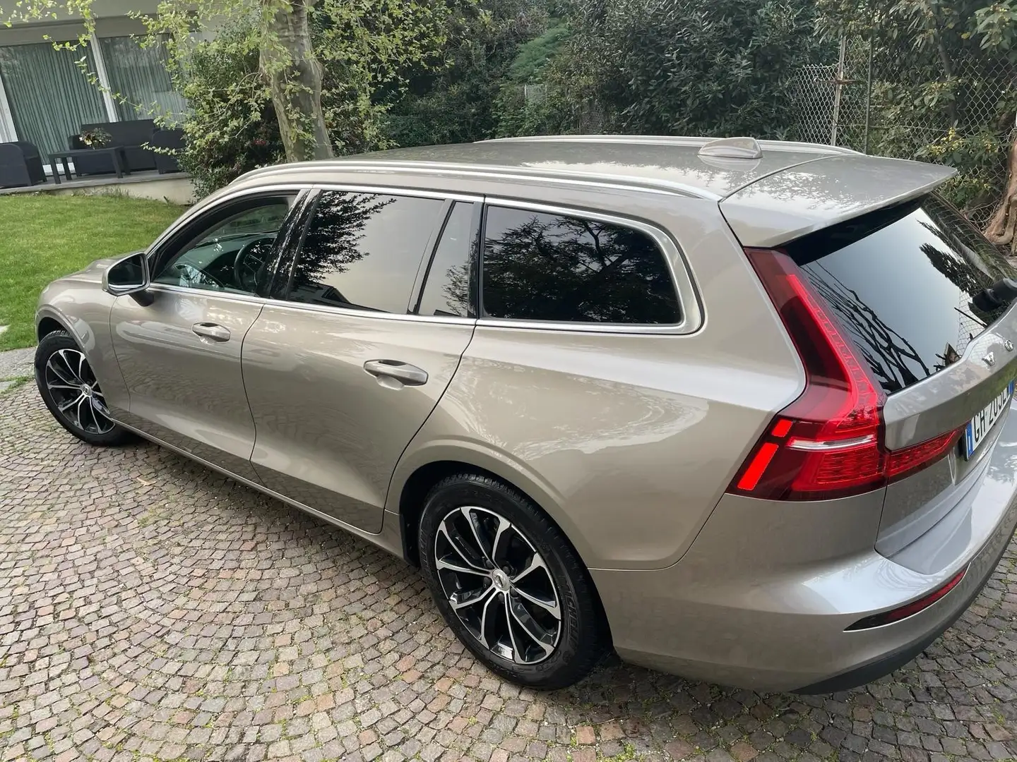 Volvo V60 2.0 d3 Momentum geartronic Gris - 1